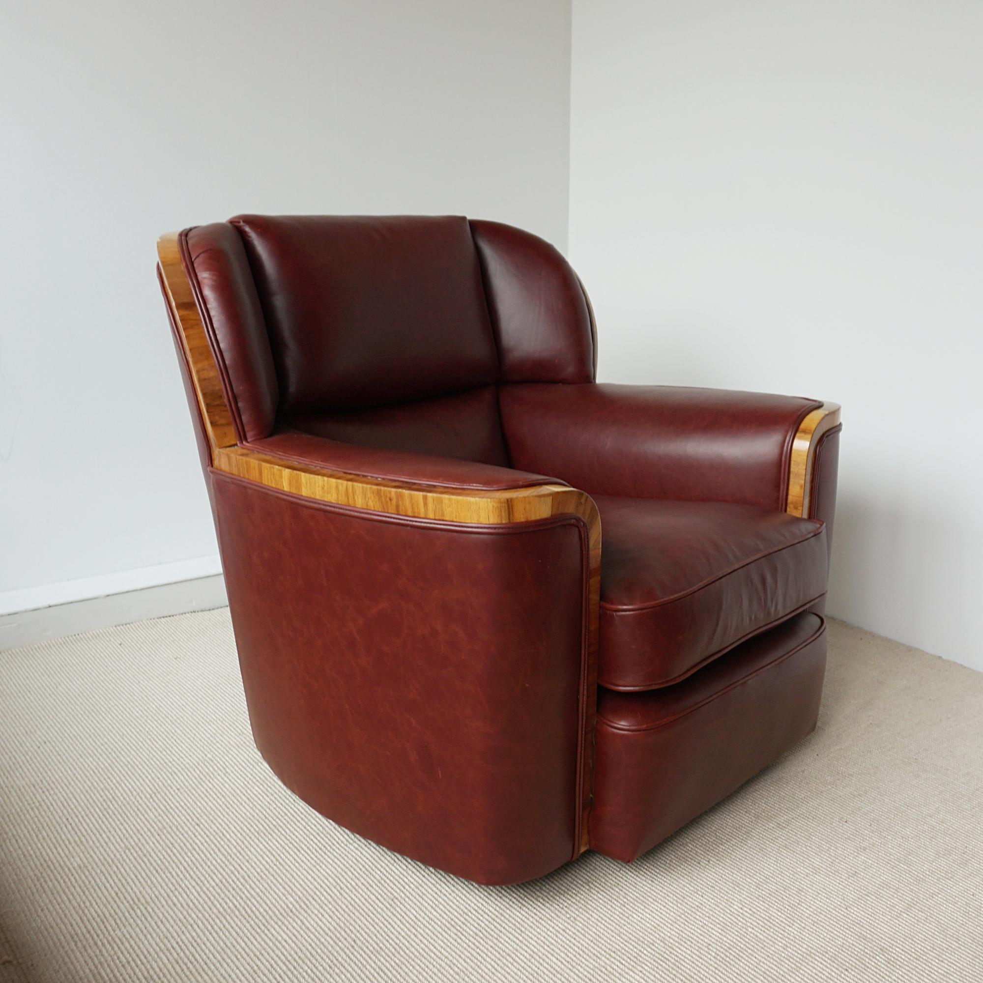 Original Art Deco Chestnut Leather and Walnut Bankers Armchairs In Good Condition In Forest Row, East Sussex