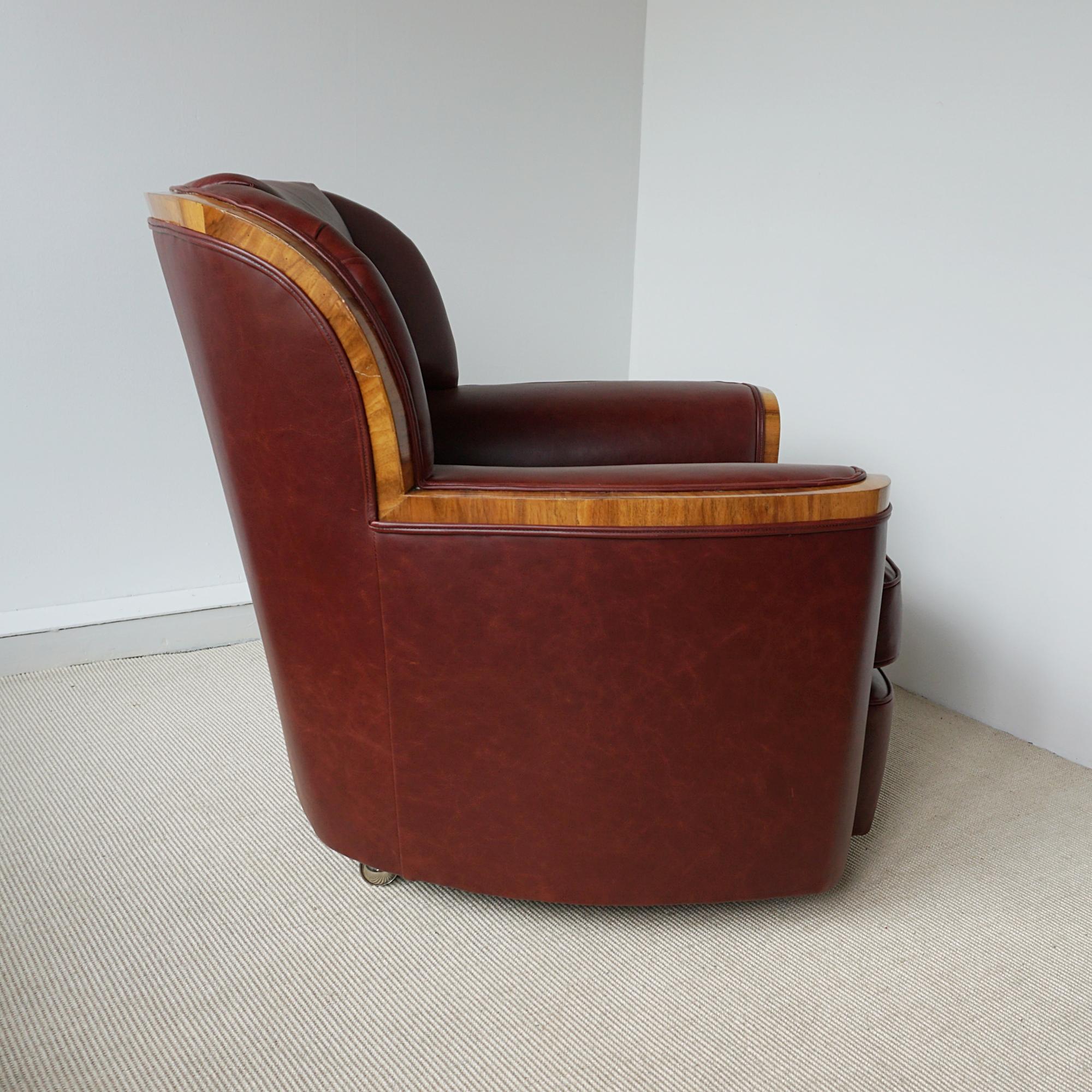 Early 20th Century Original Art Deco Chestnut Leather and Walnut Bankers Armchairs  For Sale