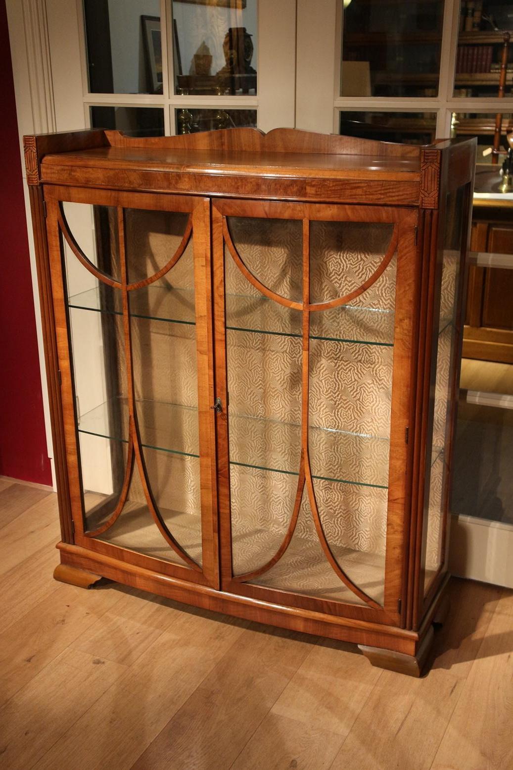 Beautiful Art Deco display case in walnut. Slightly curved from the front. Equipped with 2 glass shelves.
Completely in good and original condition.

Origin: England
Period: Approximate 1920-1930
Size: Bro. 84 cm, D. 33 cm, H. 104 cm.