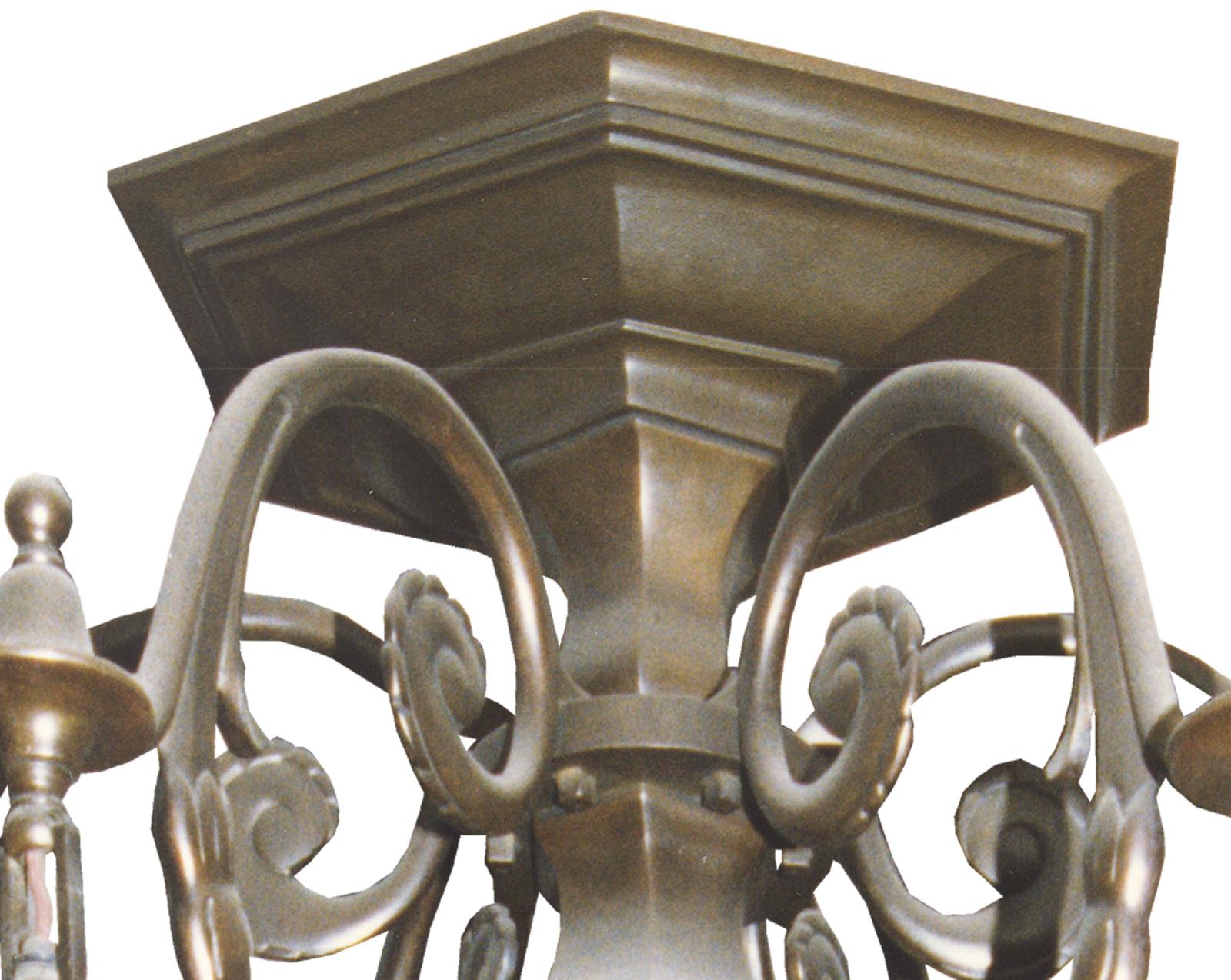 Reich verzierter österreichischer Art Deco Bronzelüster mit Fabelwesen. Gegossene und geschmiedete Teile sind zu einem sehr ungewöhnlichen und sehr seltenen Kunstwerk vereint. Sechs Flammen.
Dieser Kronleuchter ist in perfektem Zustand und für die