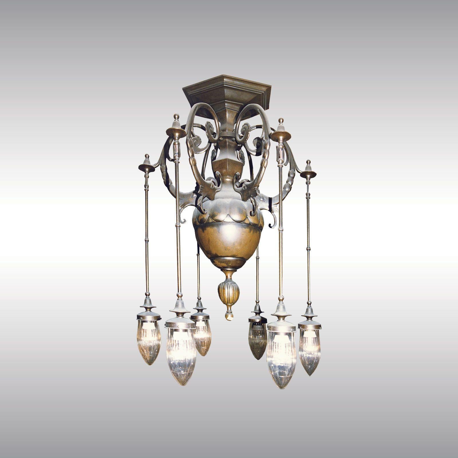 Lampadario austriaco in bronzo Art Decor riccamente decorato con una creatura mitica. Le parti in casta e le parti battute si combinano in un'opera d'arte molto insolita e molto rara. Sei fiamme.
Questo lampadario è in perfette condizioni e adatto