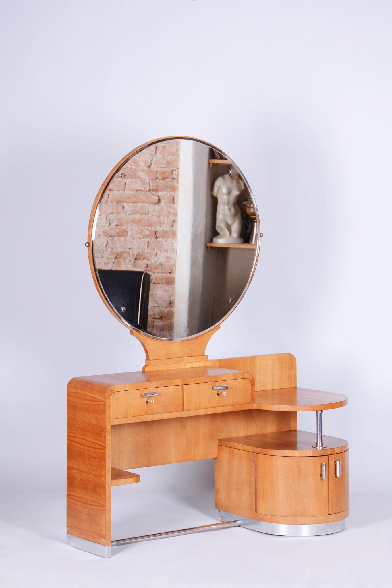 Questa elegante toeletta con specchio, che combina lo stile Art Déco con elementi Bauhaus, proviene dalla Cecoslovacchia della prima metà del XX secolo. È realizzato in legno massiccio impiallacciato di frassino ed è in condizioni originali molto