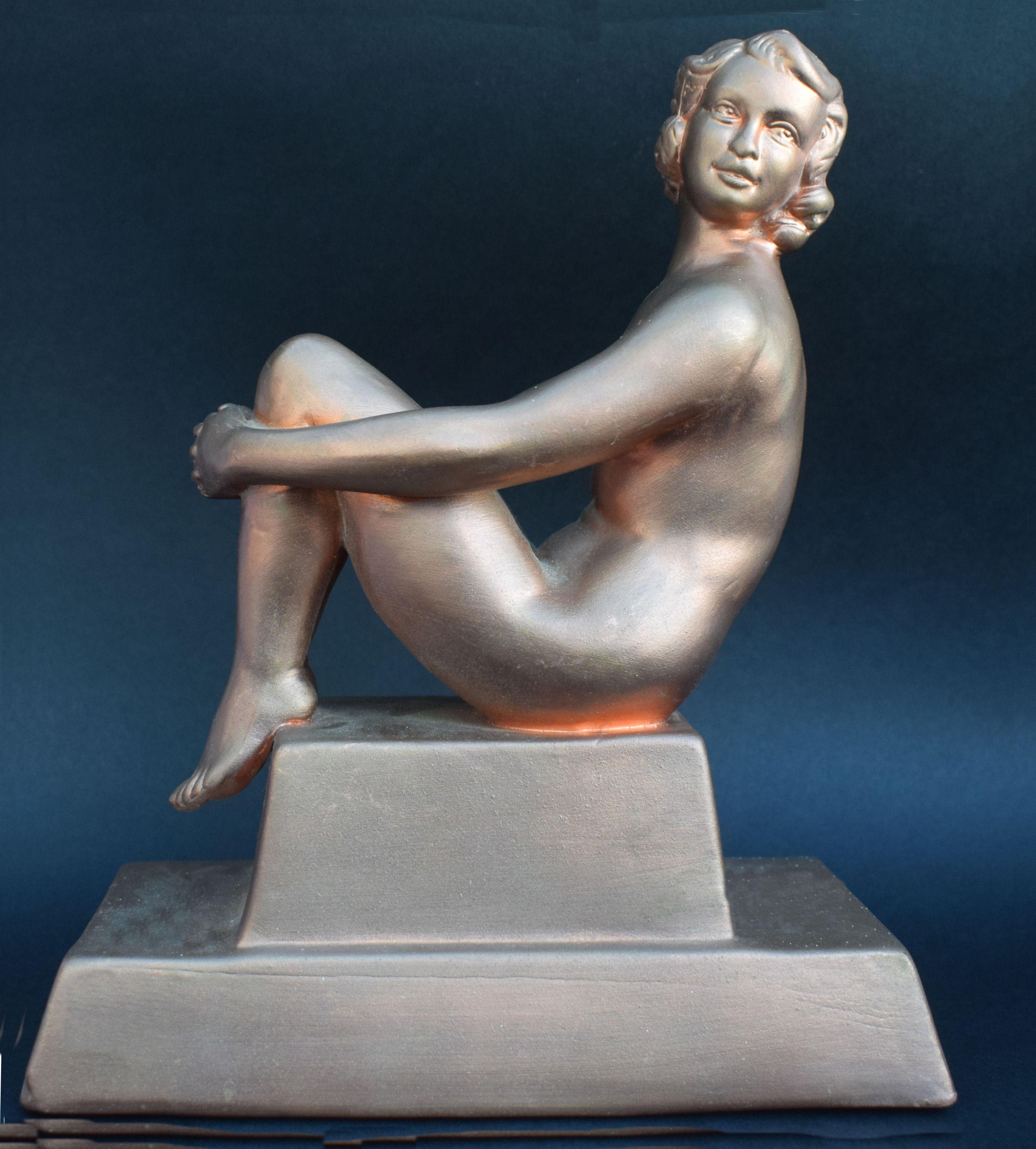 Superbe grande figurine Art Déco des années 30 en plâtre armé, totalement authentique. Il ne s'agit pas d'une reproduction moderne. Une dame charmante qui fait une grande déclaration ! L'état est très bon si l'on considère que ce type de figurine