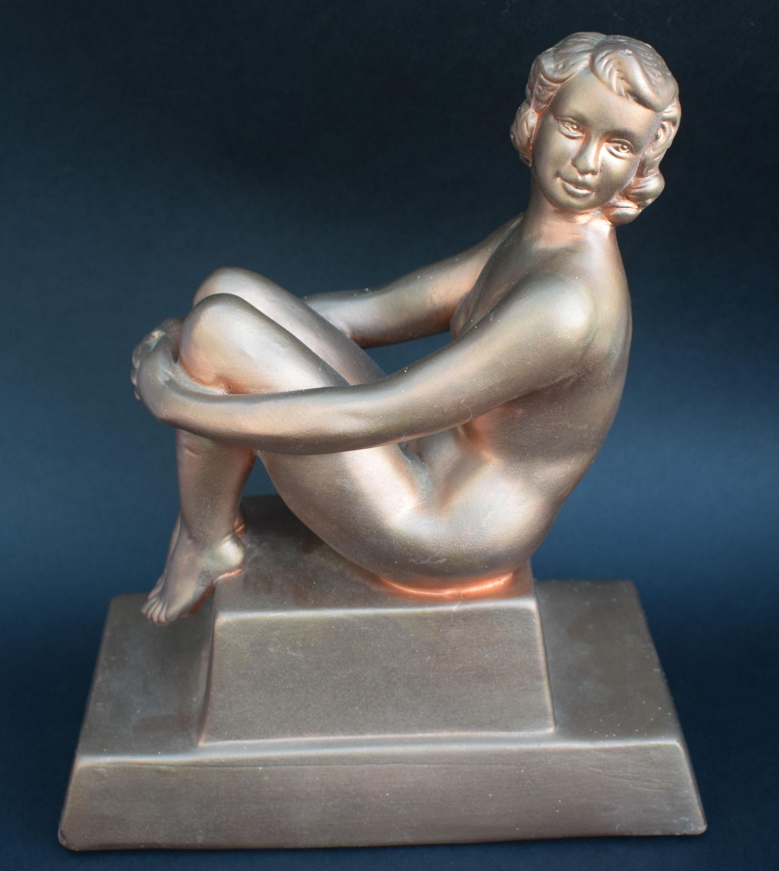 Anglais Figure d'origine Art déco représentant une femme nue assise, vers 1930 en vente