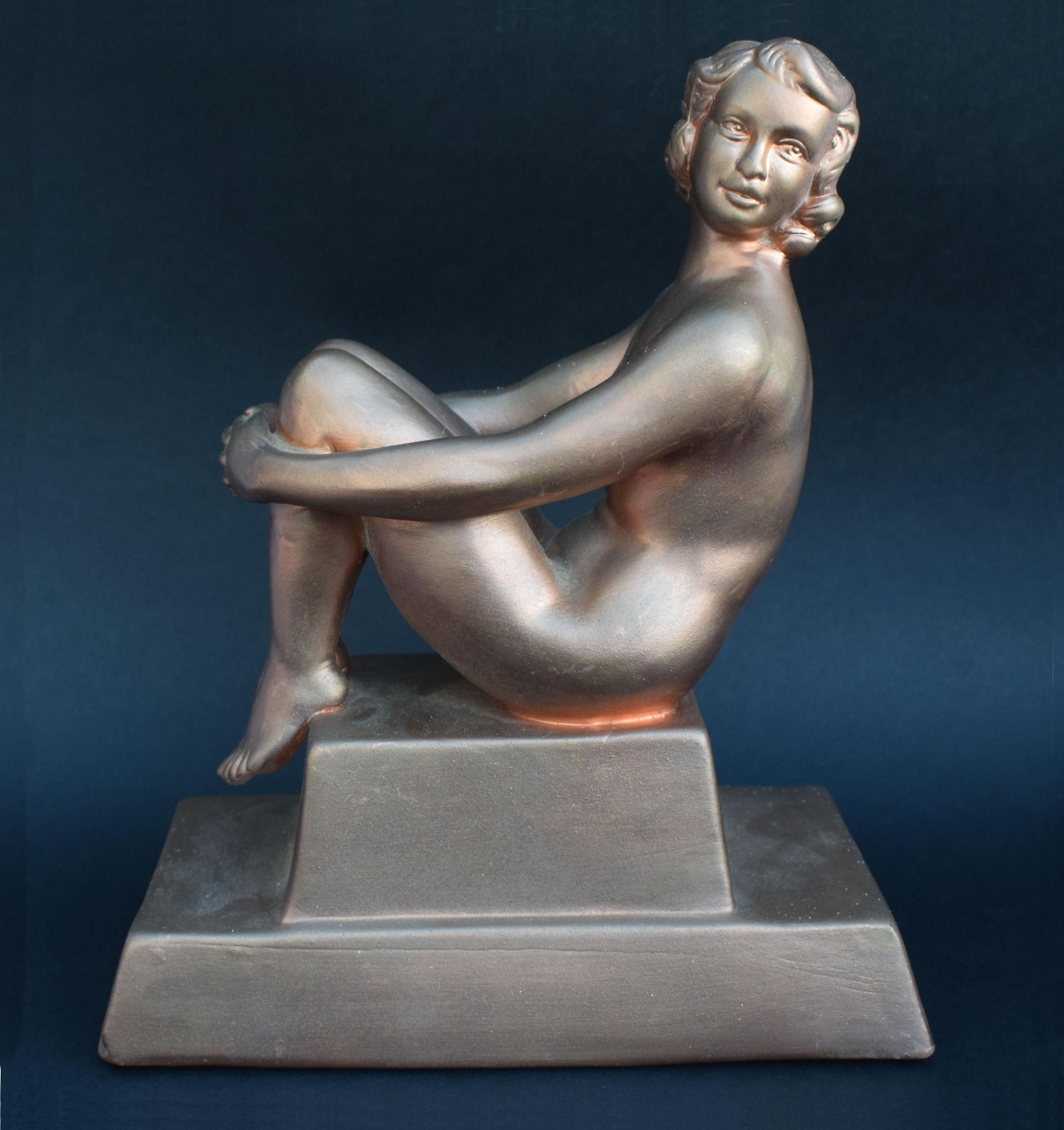 Figure d'origine Art déco représentant une femme nue assise, vers 1930 en vente 3