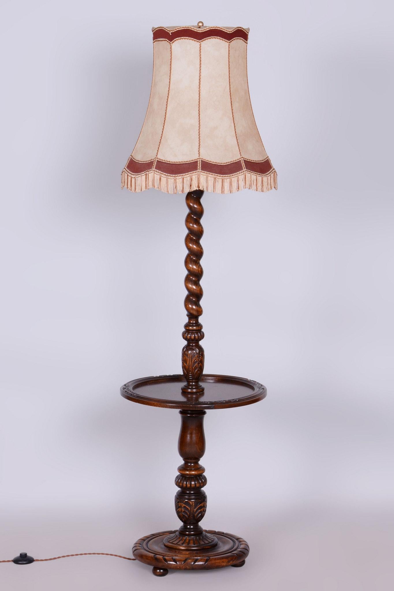 Ce lampadaire Art déco du début du 20e siècle a été fabriqué en Tchécoslovaquie. Construit en chêne massif, il a été restauré de manière experte et traité avec son vernis d'origine pour renforcer son aspect authentique. La lampe a subi une nouvelle