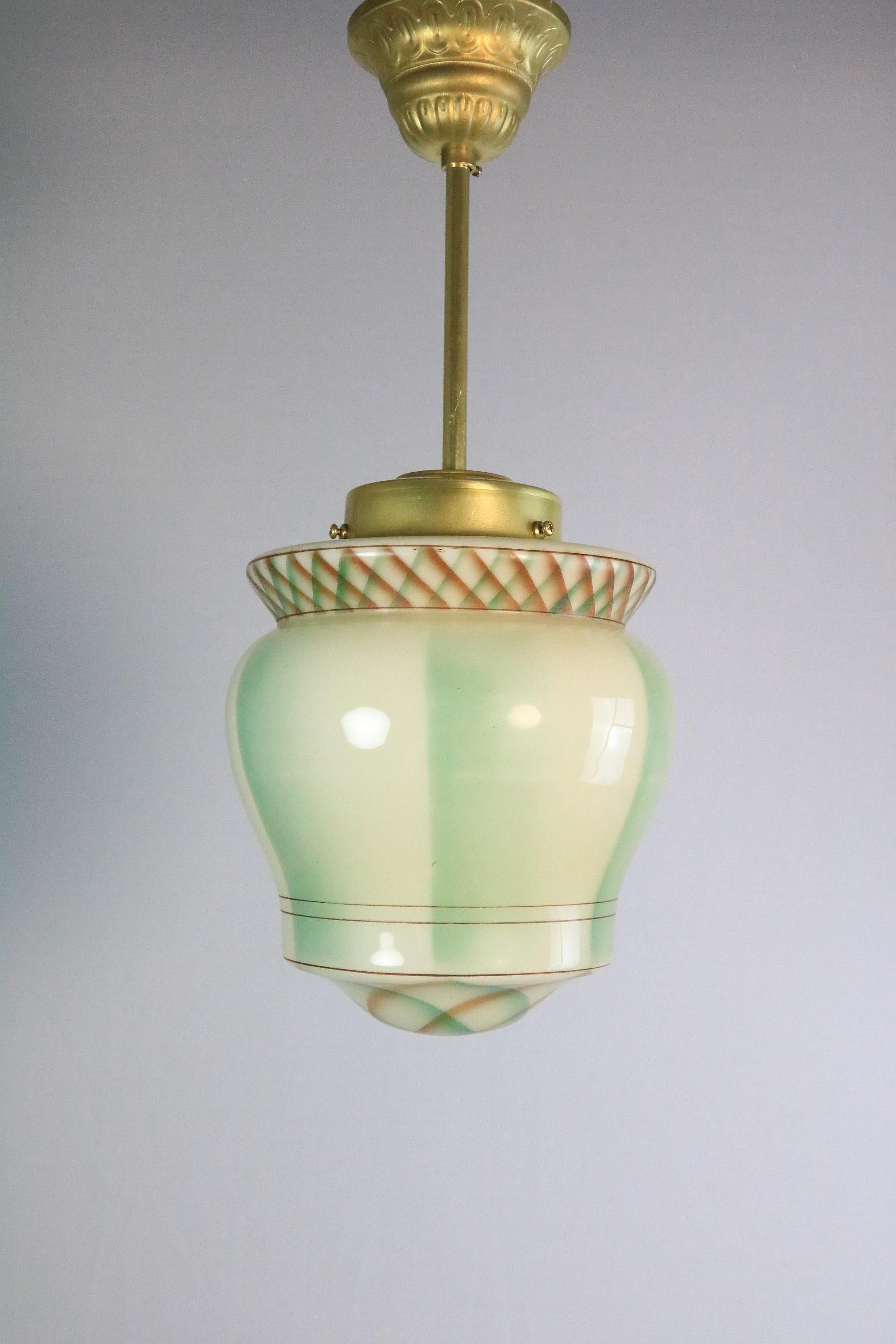 Small and very nice classic light from the Art Deco period, around 1920-1940.
With spray decoration. Looks very nice illuminated.
 
Glass, printed. Very decorative pattern.
With one E27 new socket. 
Newly wired. Can also be used for 110 V
