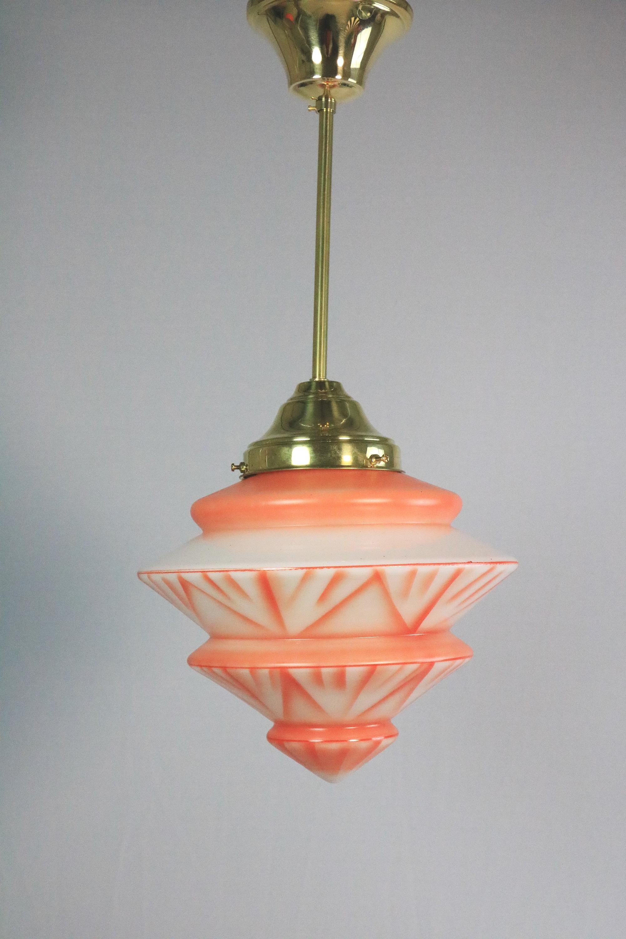 Très belle lampe classique de la période Art Déco, vers 1920-1940.
Avec décoration en spray. L'éclairage est très beau.
 
Verre, imprimé.
Avec une nouvelle douille E27. 
Câblage récemment effectué. Peut également être utilisé pour 110 V.
