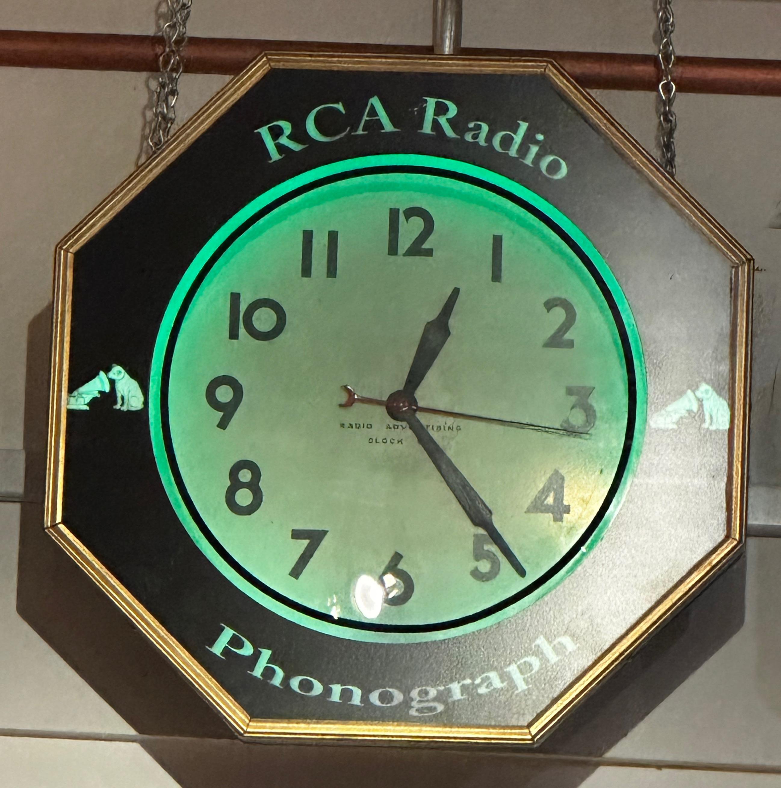 Art déco Radio et Phonographe RCA vintage d'origine Art Déco en forme de hexagone vert en vente