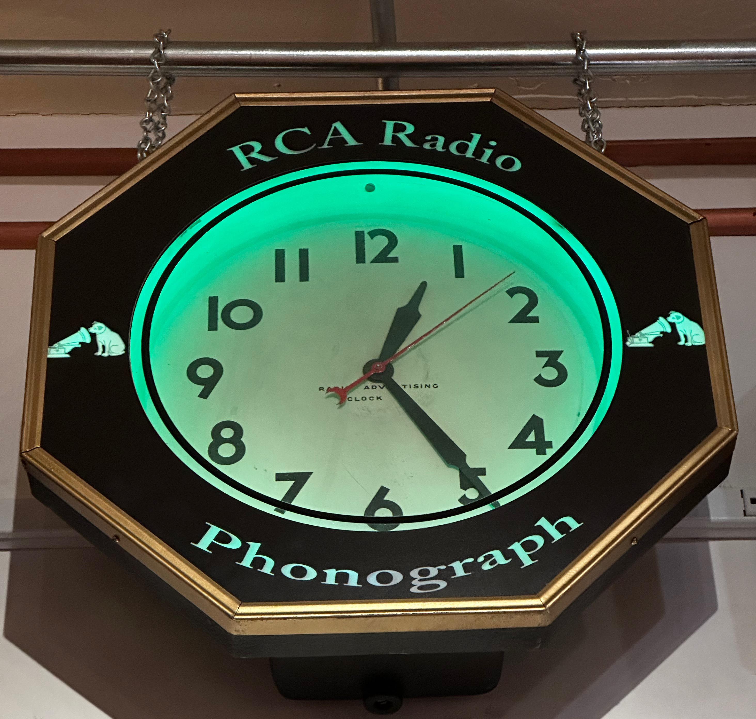 Métal Radio et Phonographe RCA vintage d'origine Art Déco en forme de hexagone vert en vente