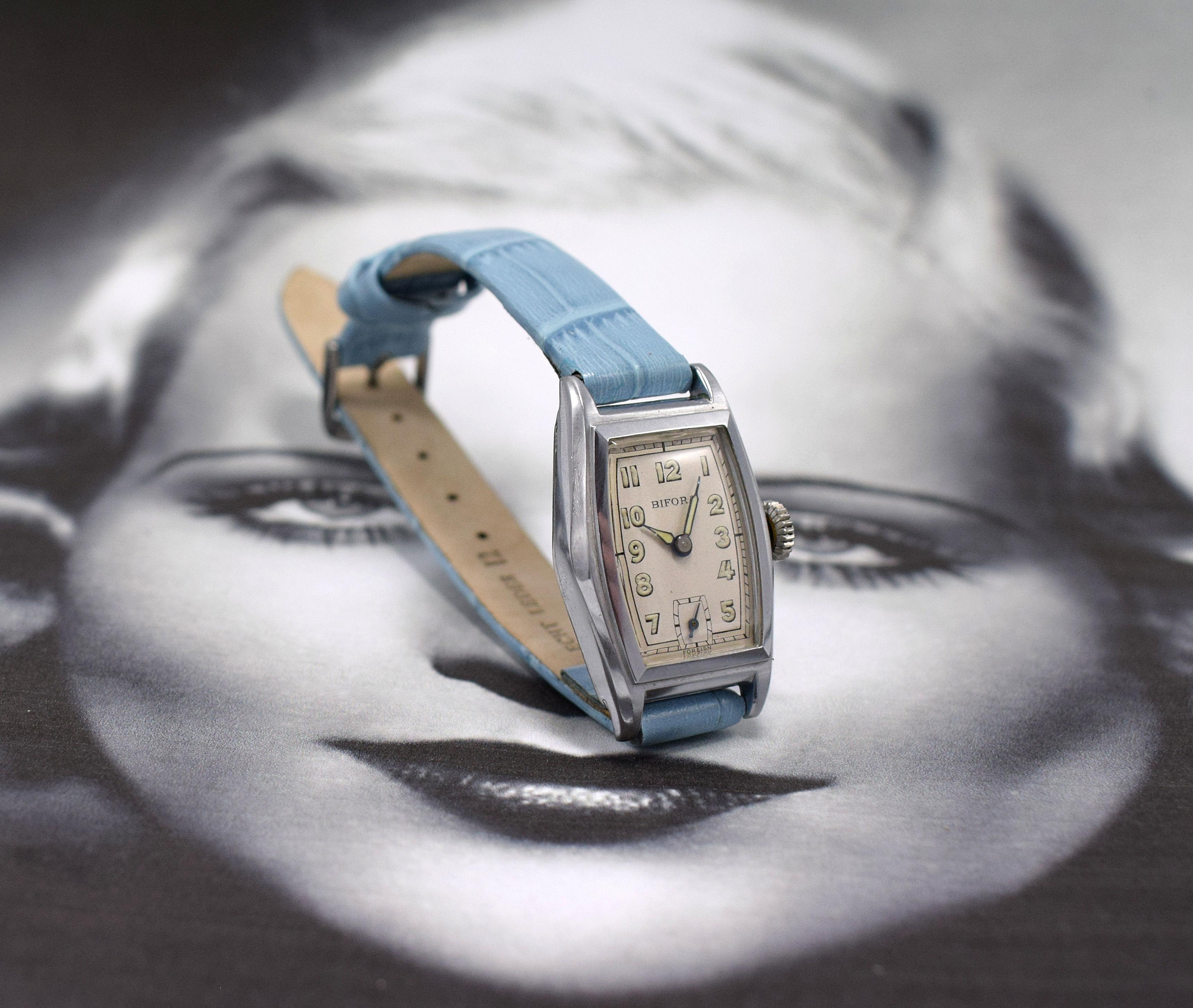 This watch is the last wave of Art Deco watches we sourced this year, an incredible find of old/new watches dating from the 1930's. Never been sold, marketed or worn, In this condition, watches from those years are unique and extremely difficult to