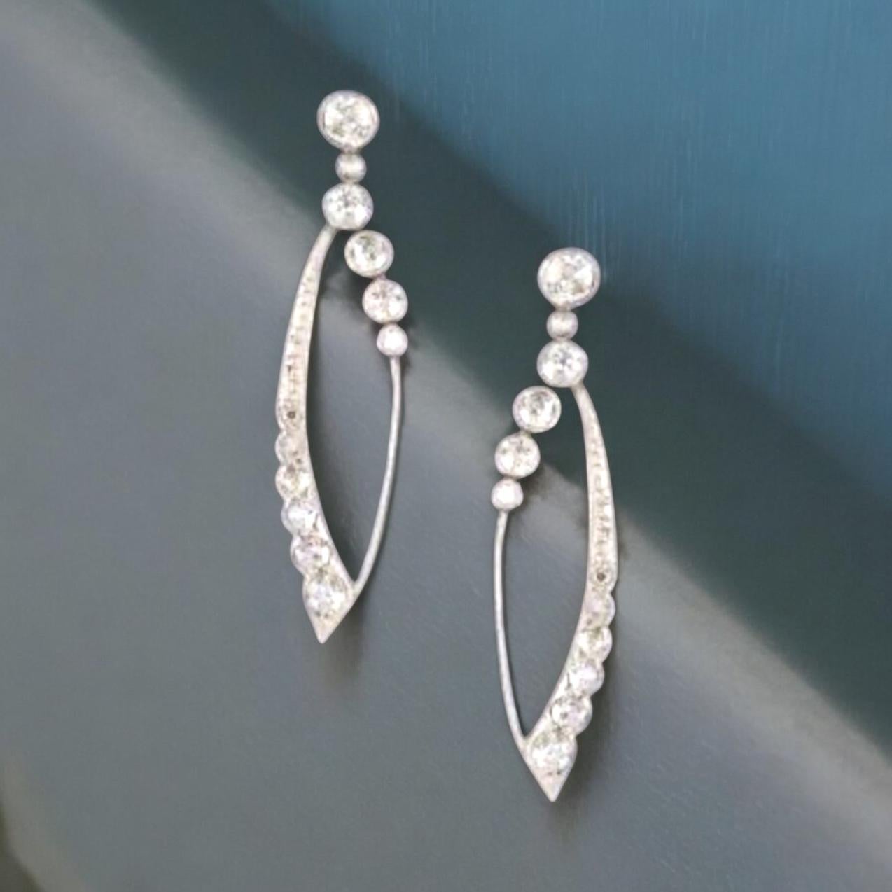 Original Art Deco Long Platinum Diamond Dangle Earrings. Circa 1925 In Good Condition For Sale In OVIEDO, AS