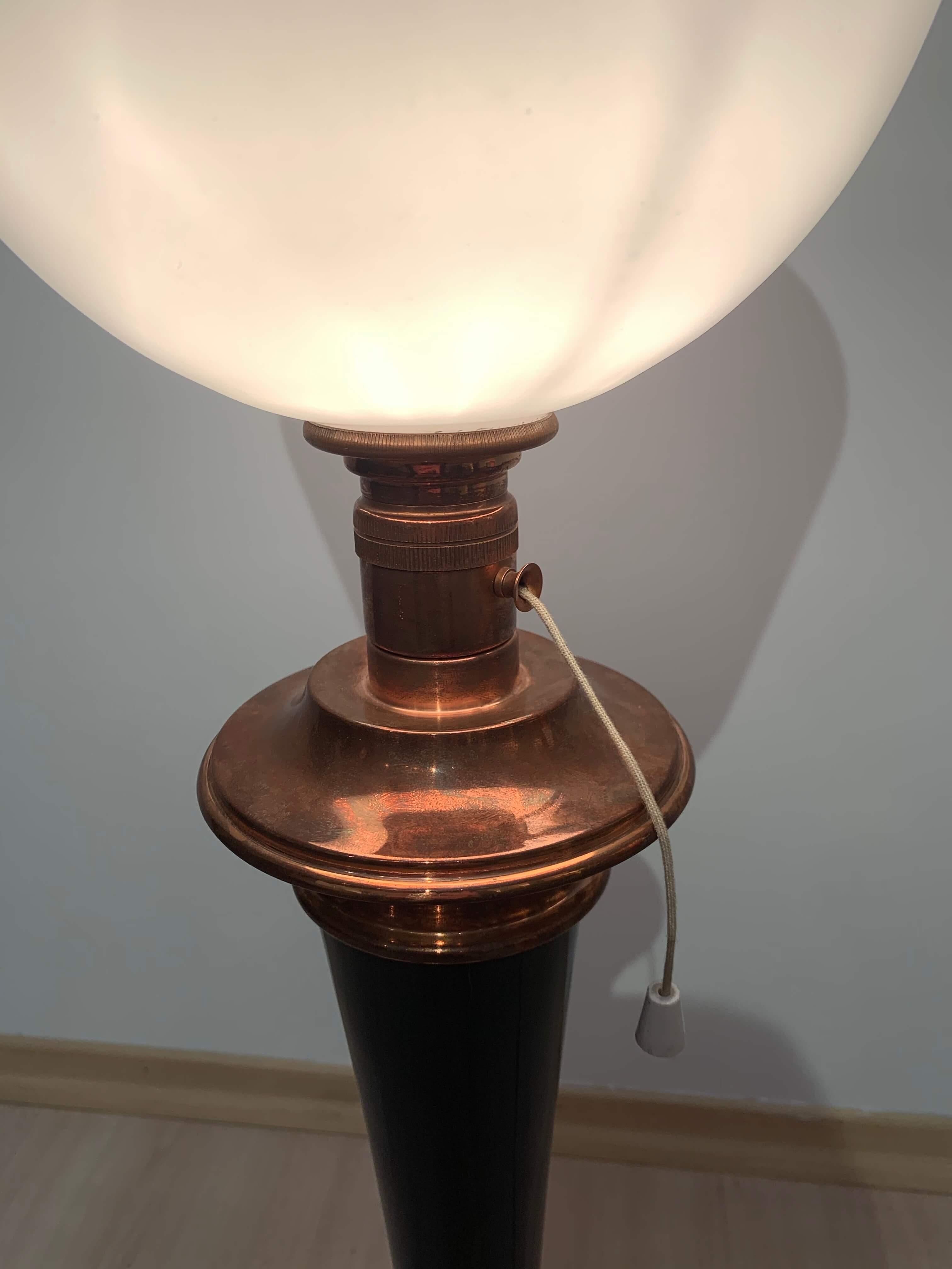 Art déco Lampe de table Art Déco 'Mazda', cuivre et bois de rose, France circa 1930