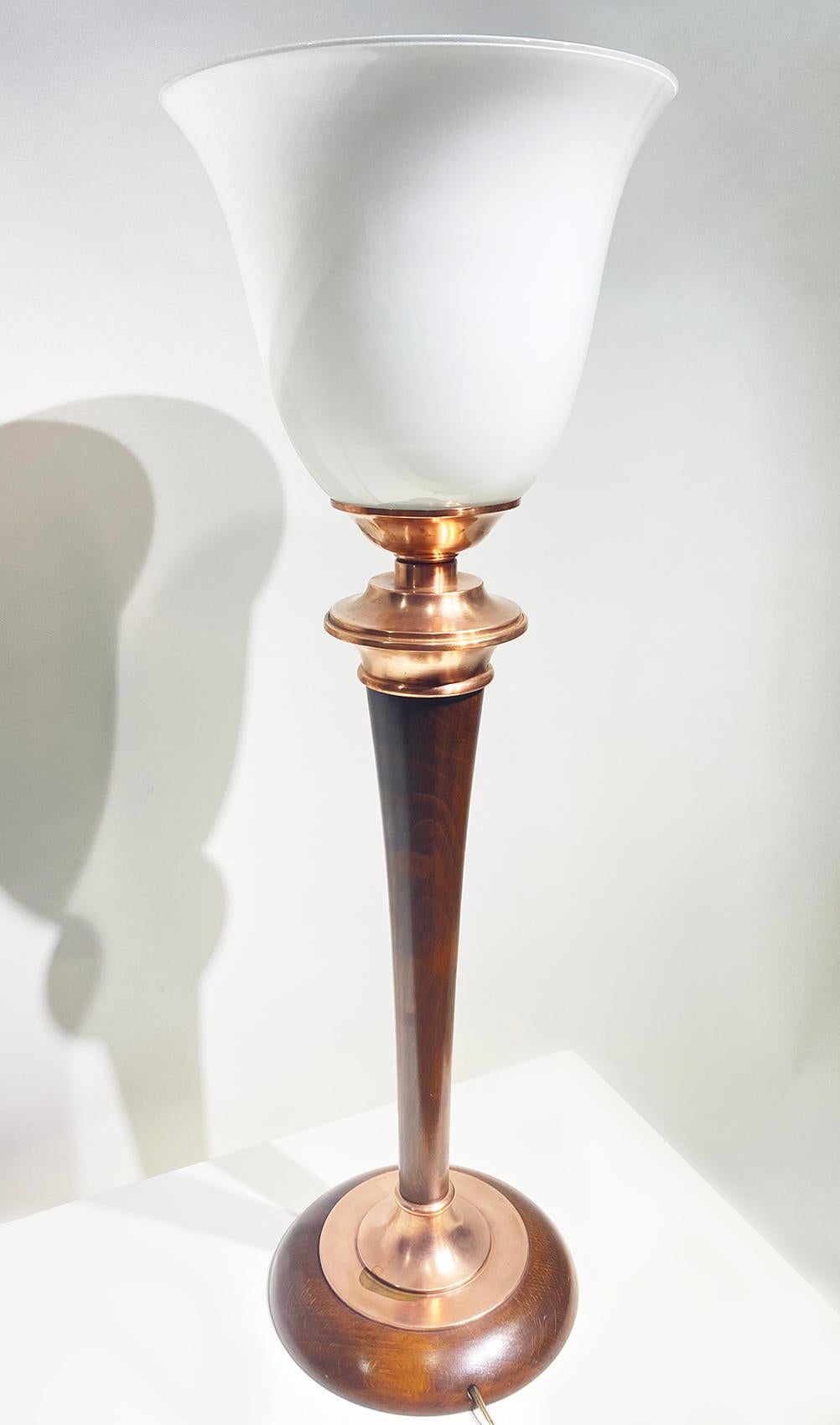 Magnifique lampe torche de table, fabriquée par Mazda, vers les années 1930, France. 
Il est doté d'un abat-jour en verre opalin blanc, d'un sommet ouvert et d'une base en bois et cuivre.
Peut être livré et câblé pour une utilisation américaine ou