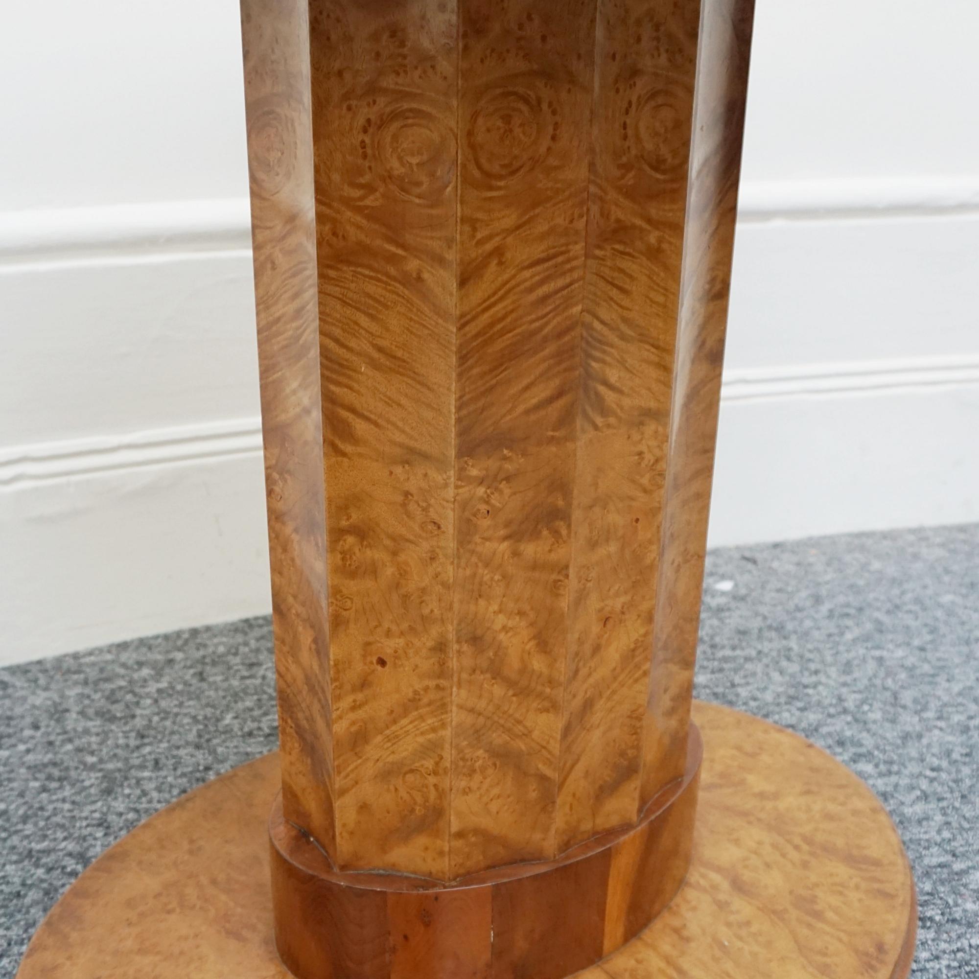 Anglais Table centrale ovale originale Art Déco Ronce de noyer  en vente