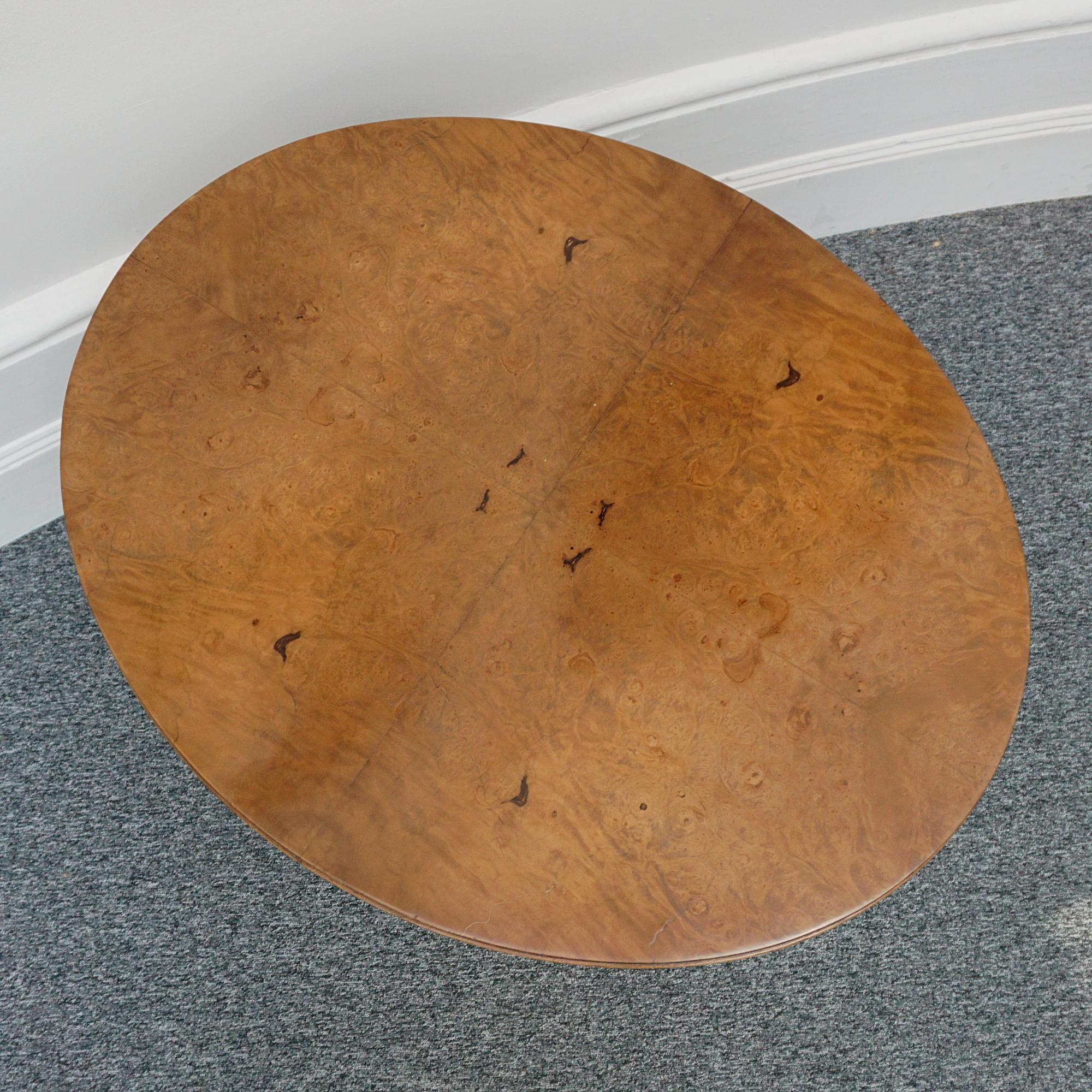 Milieu du XXe siècle Table centrale ovale originale Art Déco Ronce de noyer  en vente
