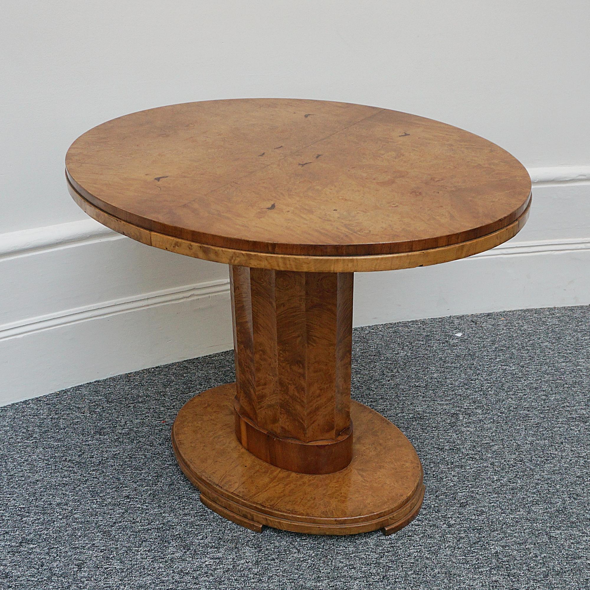 Noyer Table centrale ovale originale Art Déco Ronce de noyer  en vente