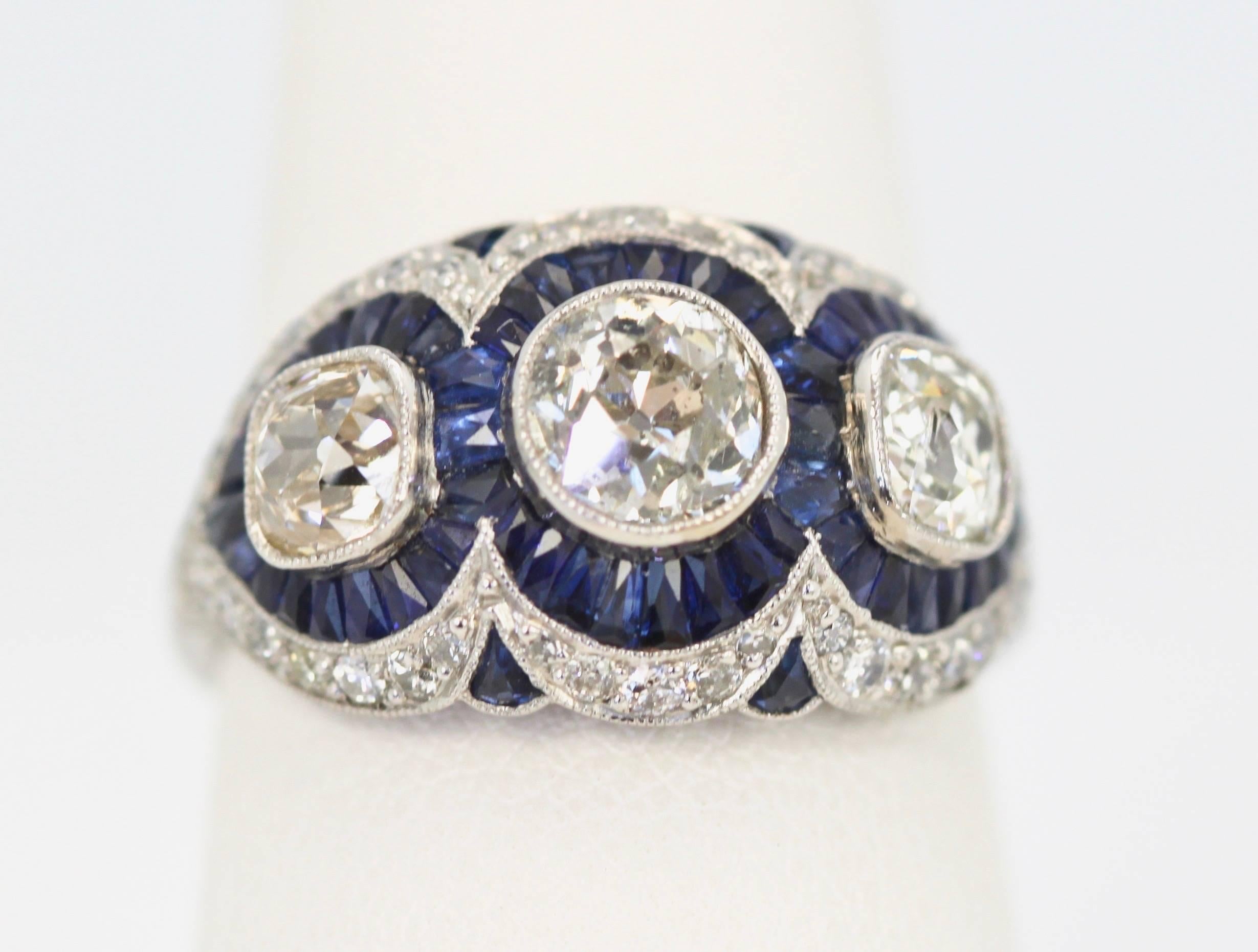 Dieser Diamant-Saphir-Ring ist wunderschön und wie Sie auf den Fotos sehen können, hat er sogar durch die Muscheln Saphire. Das ist das einzig Wahre! Dieser Ring ist mit einem (1) Zentrum alten Bergmann geschliffenen runden Diamanten und zwei (2)