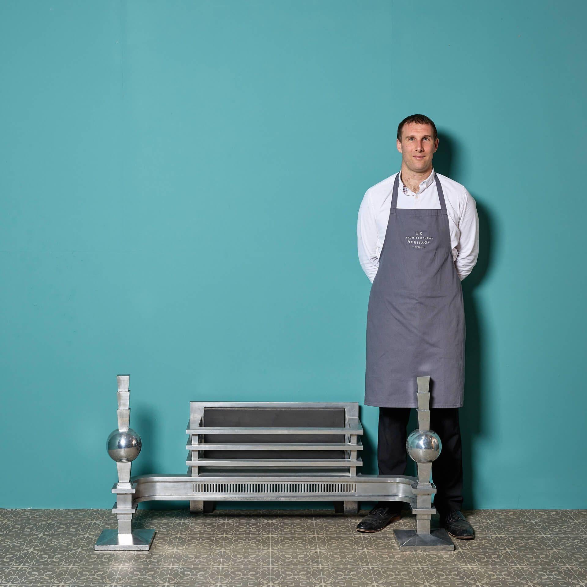 Très grand brasero original d'époque Art déco en fonte d'aluminium avec une finition polie, attribué à Bratt Colbran.

Datant du début du XXe siècle, cette grille de cheminée est grande et surdimensionnée, son design frappant constituant un point