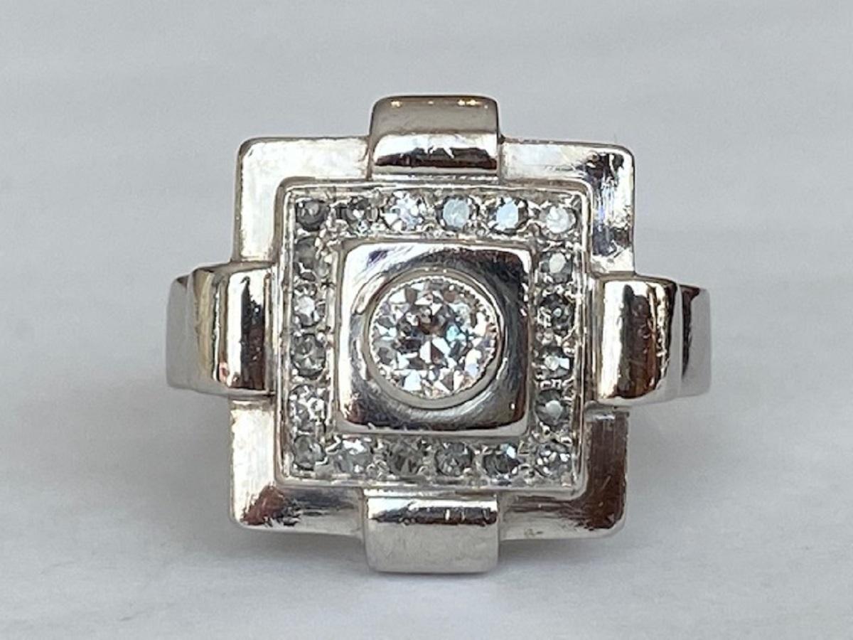 Taglio vecchia miniera Anello Art Deco originale in oro 18 kt con diamanti di circa 0,40 carati in vendita
