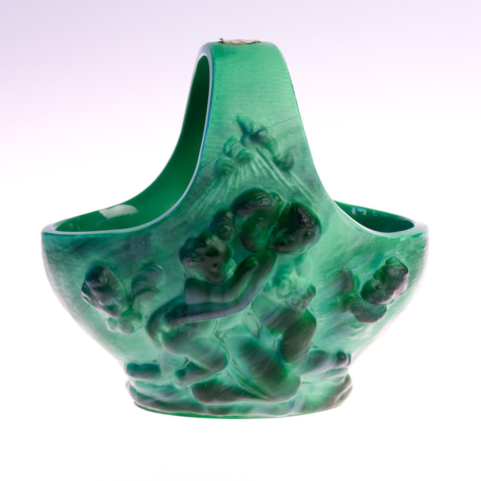 Cestino da toeletta o da caramella in vetro vintage in stile boemo Schlevogt Ingrid verde malachite. Un corpo modellato a mano con madre e bambini sovrastati da cherubini. Questo design è opera di Frantisek Pazourek ed è stato progettato negli anni