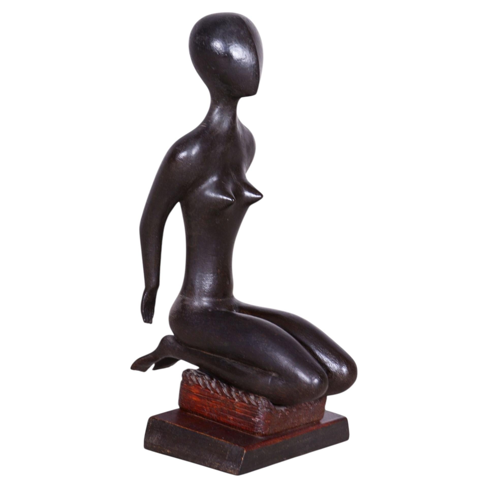 Statuetta Art Déco originale,  Legno laccato, in ottimo stato di conservazione, ceco, anni ’40 in vendita