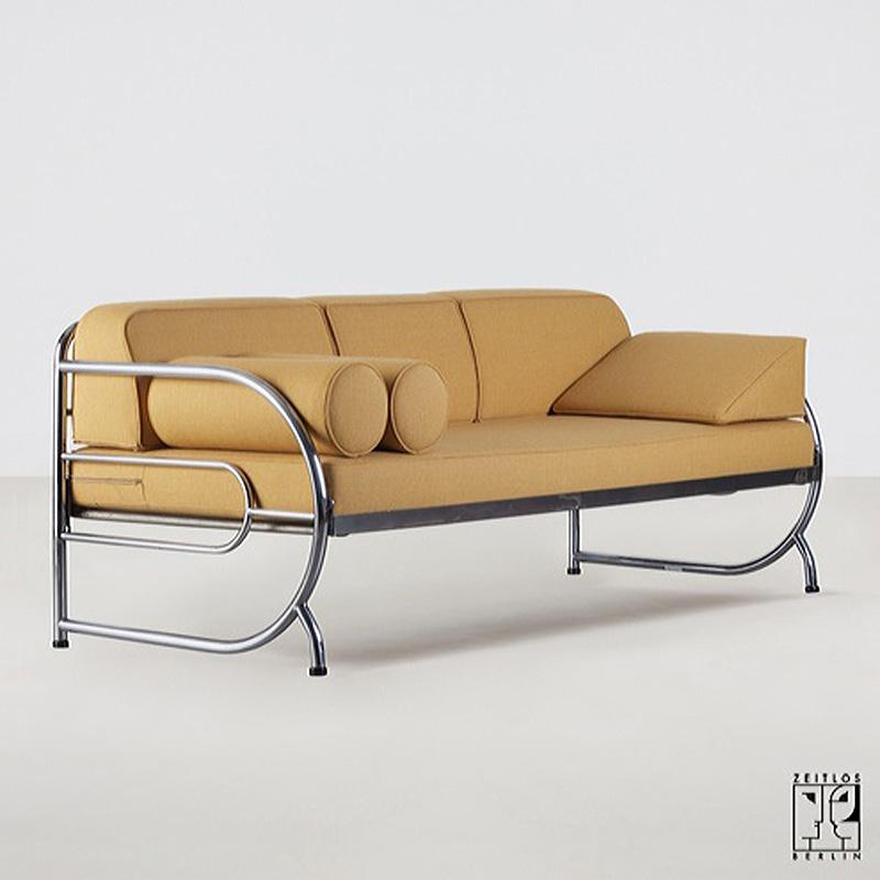 Rediscover the Glamour of the 1930s with Our Art Deco Tubular Steel Streamline Sofa

We proudly present our exquisitely restored 1935 Art Deco tubular steel streamline sofa, a masterpiece revitalized by the skilled team at ZEITLOS-BERLIN. This sofa