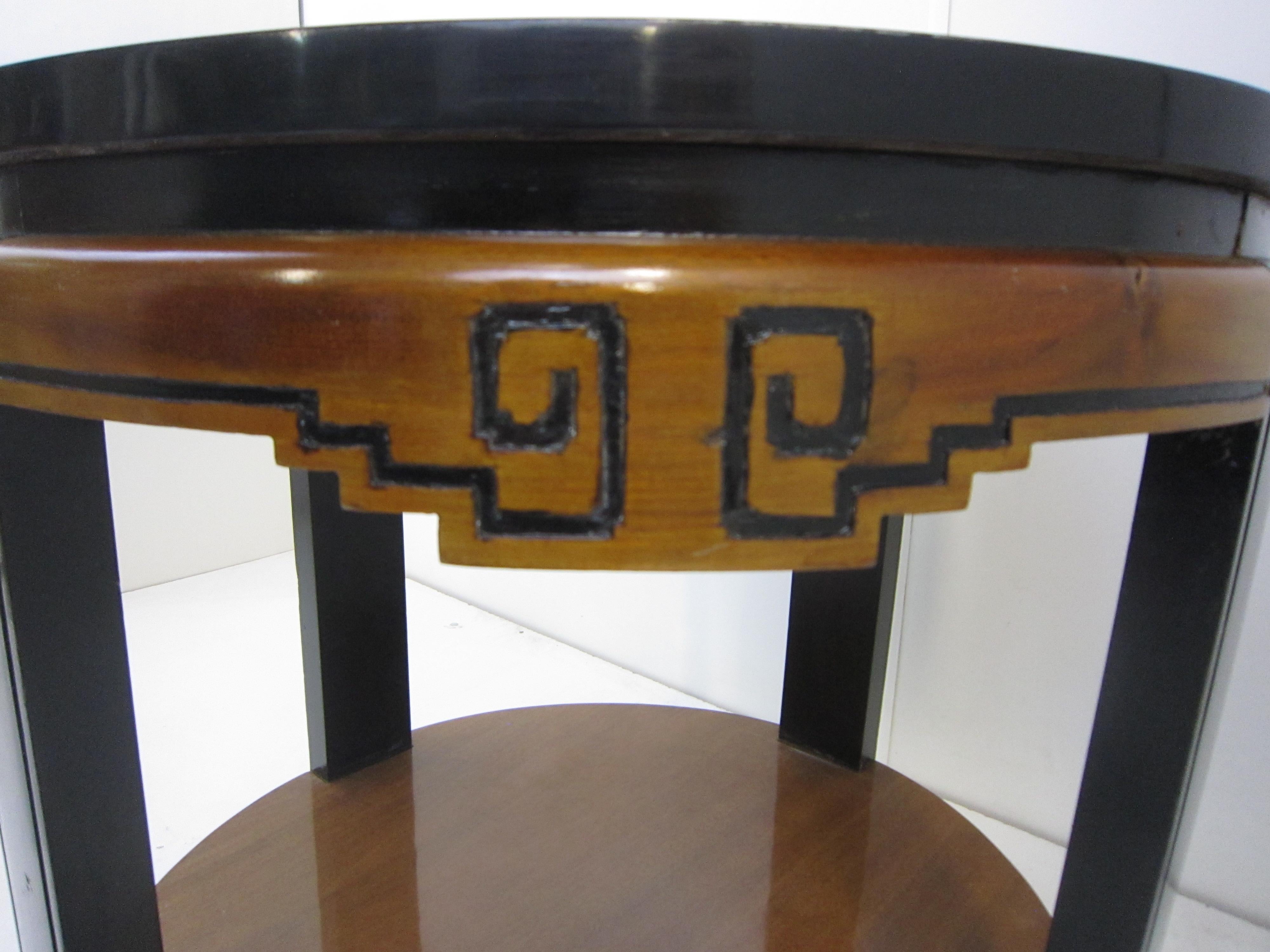 Noyer Table circulaire bicolore Art déco d'origine avec design chinoiserie en vente