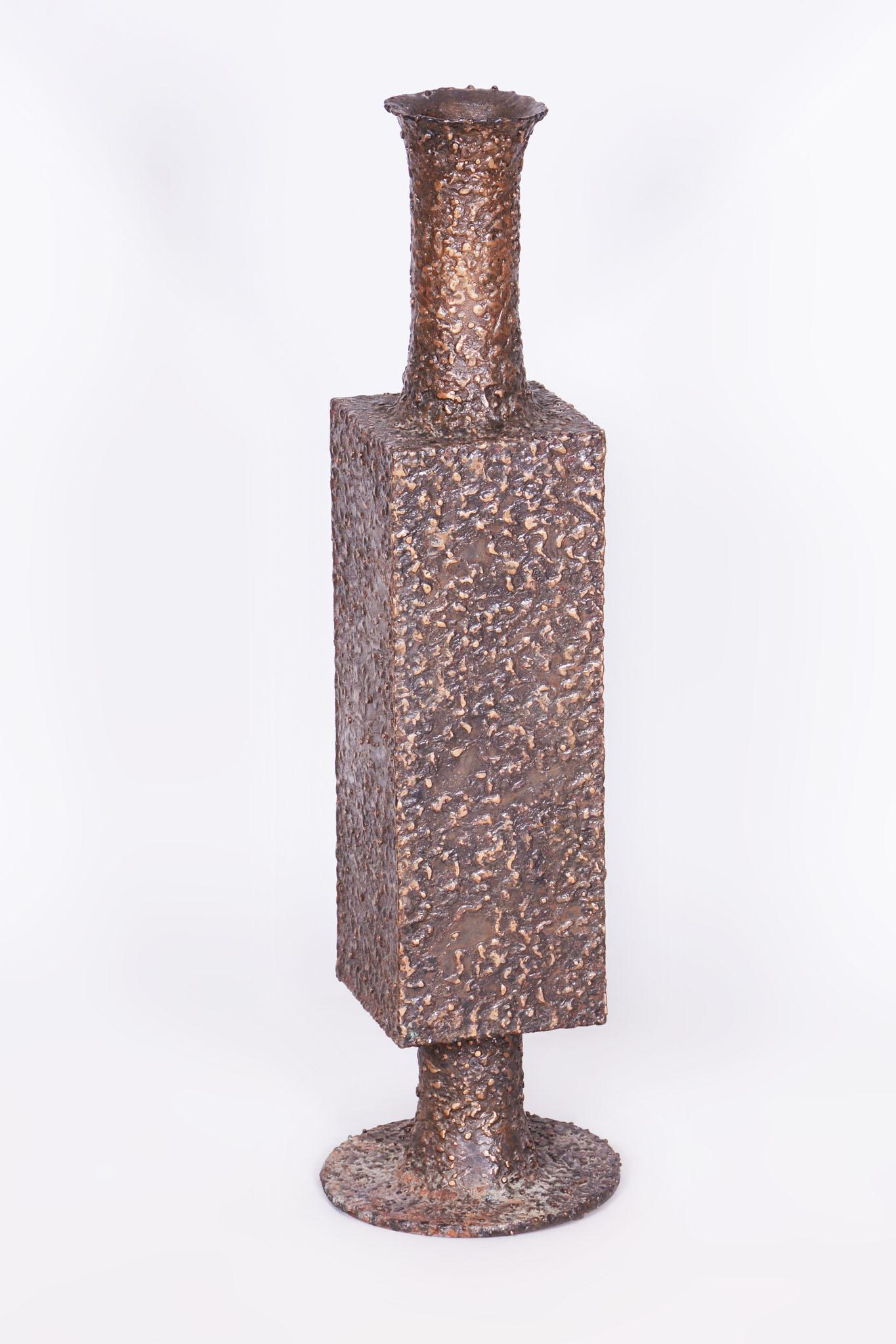This elegant Art Deco vase from the 1930s is a fine example of Czechoslovak design from that era. Made of metal, it showcases exquisite craftsmanship and a timeless aesthetic that perfectly reflects the artistic and technical trends of the