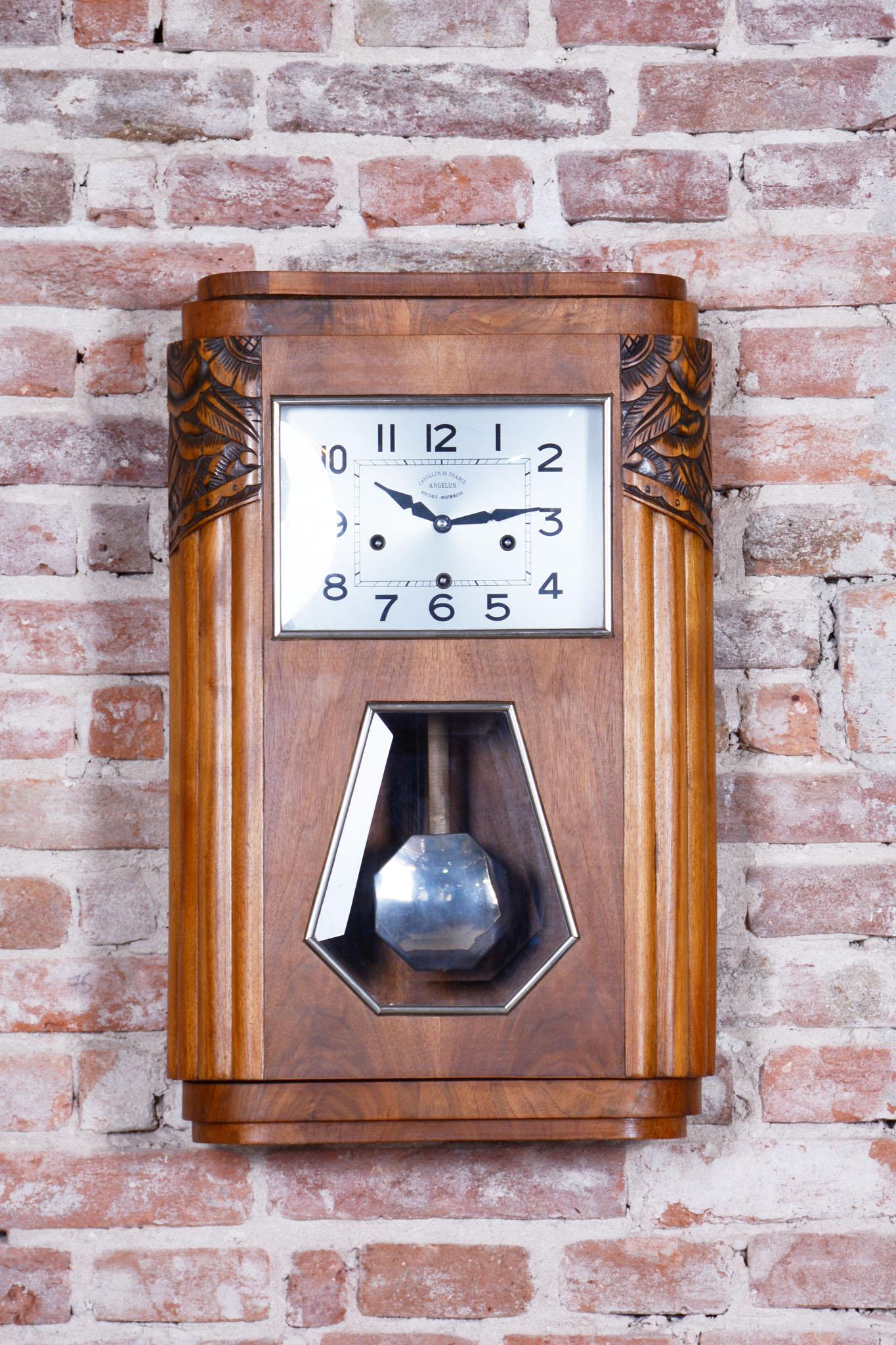 This elegant Art Deco wall clock dates from the 1930s and bears the prestigious Carillon de France 