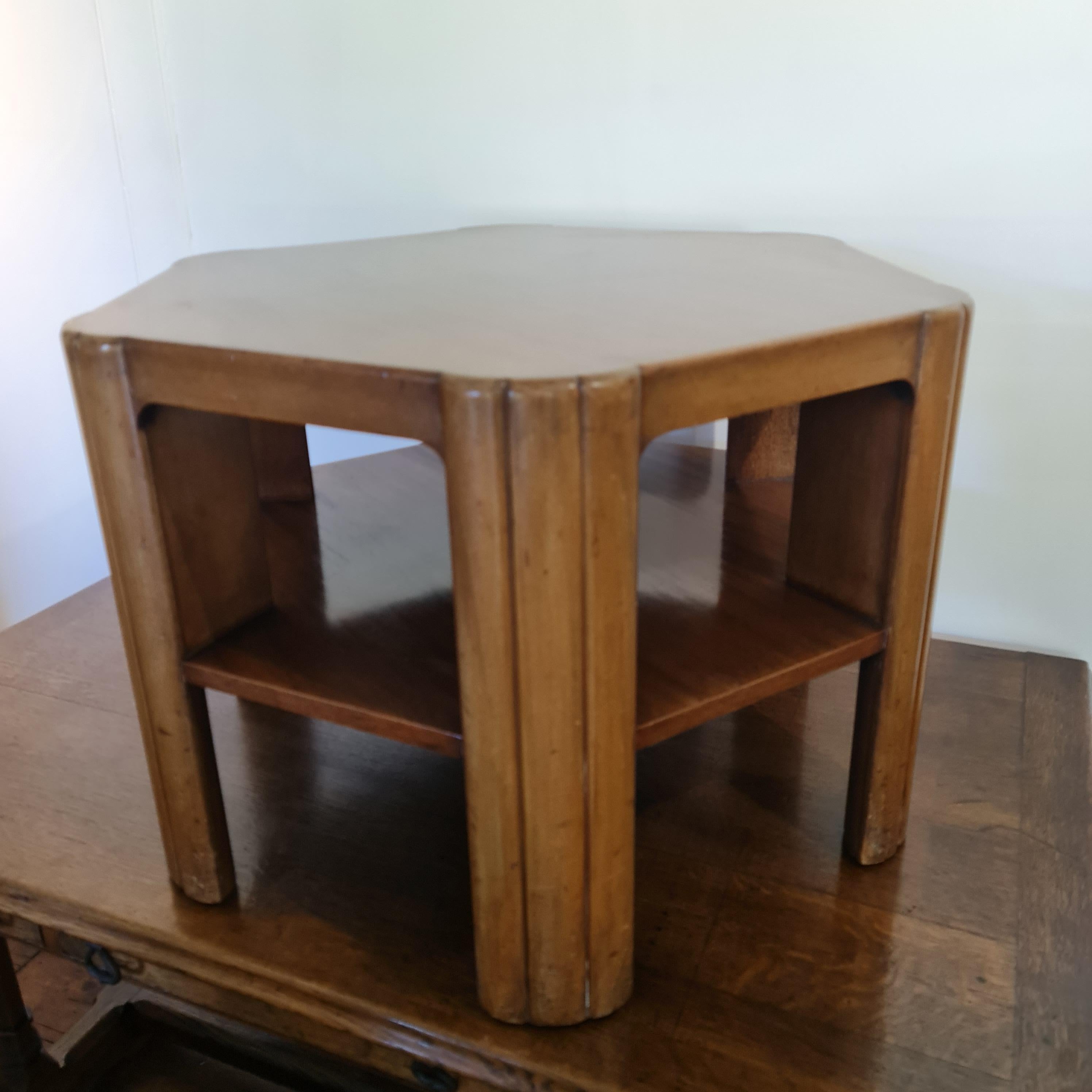Original mesa baja de nogal Art Decó para libros, un diseño clásico de la época de Heal & Son hacia 1930. La mesa tiene un tablero de chapa de nogal bellamente labrado con patas audazmente acanaladas, el acabado es original.