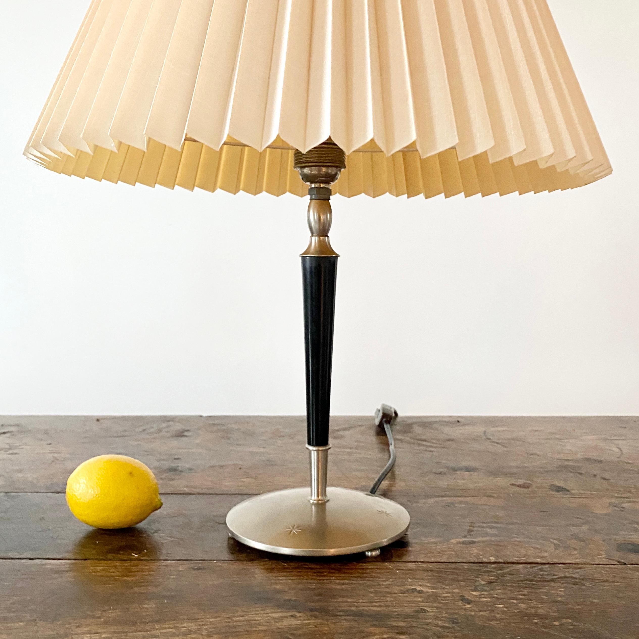 Art déco Lampe de table originale Art Déco Zenith en étain et ébène, Allemagne début du 20ème siècle en vente