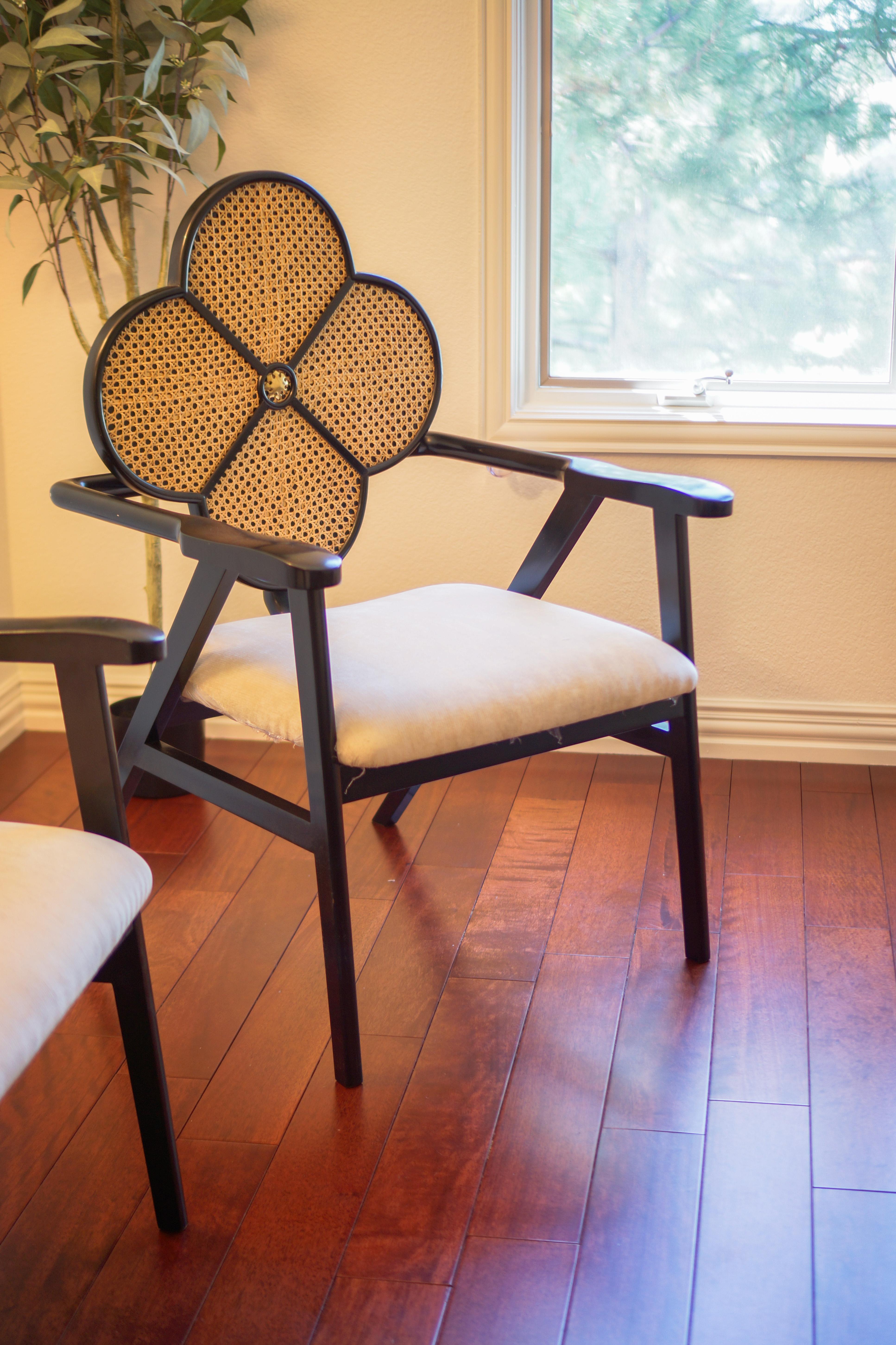 Erhöhen Sie Ihren Raum mit Jugendstileleganz: Der Fleur-Stuhl

Tauchen Sie mit dem Fleur Chair in die opulente Welt des Jugendstils ein - ein wahres Meisterwerk, bei dem die Anmut der Natur auf zeitloses Design trifft. Dieser handgefertigte Stuhl