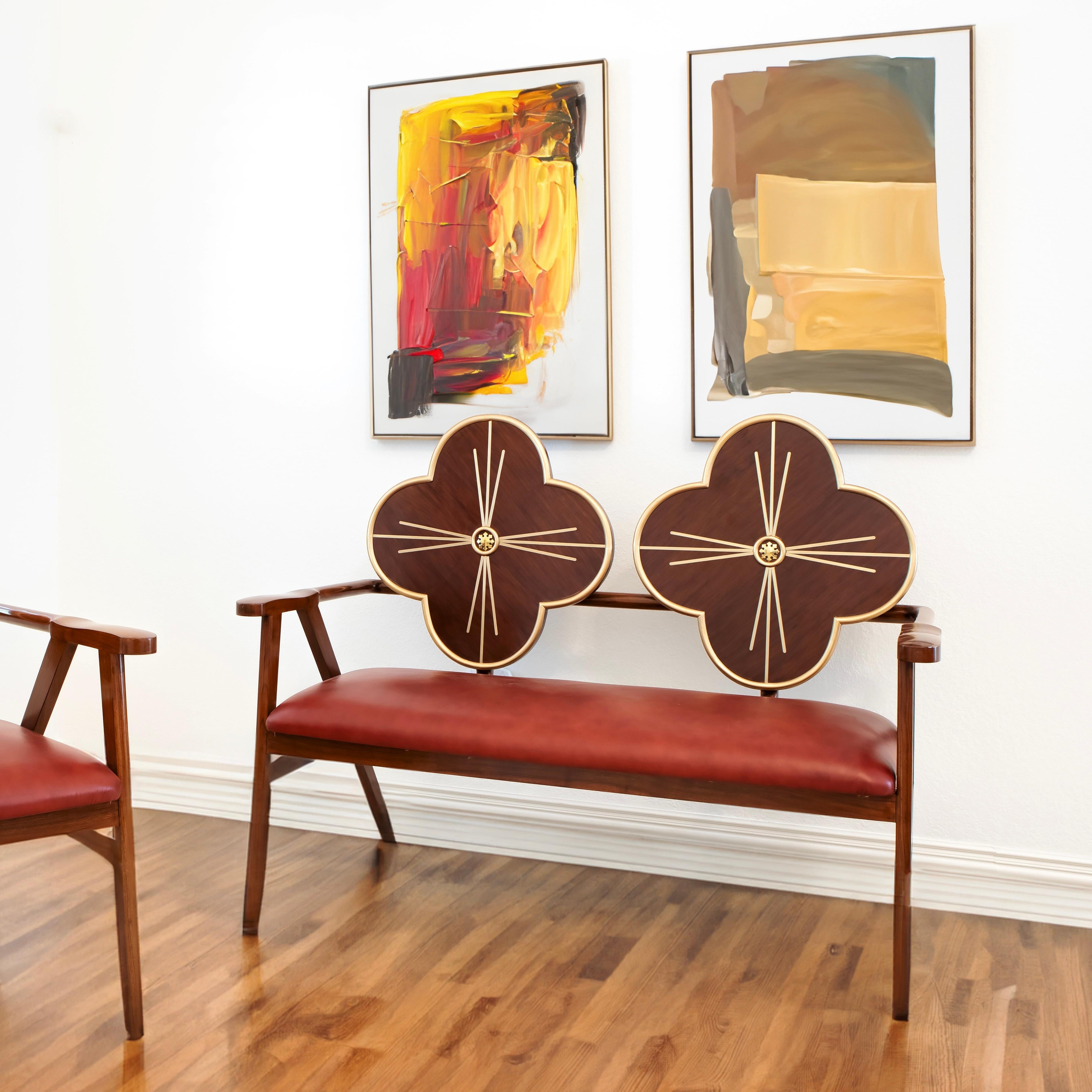 Erhöhen Sie Ihren Raum mit Jugendstileleganz: Der Fleur-Stuhl

Tauchen Sie mit dem Fleur Chair in die opulente Welt des Jugendstils ein - ein wahres Meisterwerk, bei dem die Anmut der Natur auf zeitloses Design trifft. Dieser handgefertigte Stuhl