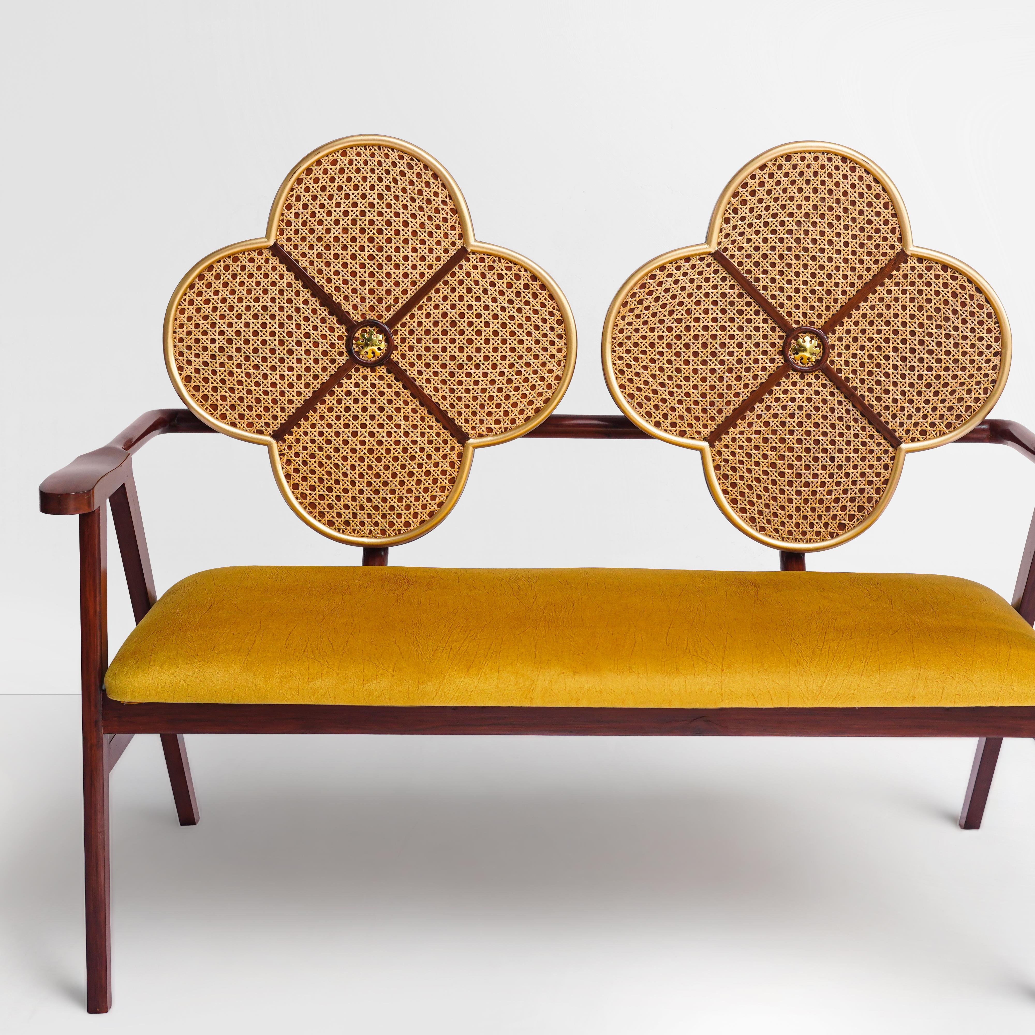 Erhöhen Sie Ihren Raum mit Jugendstileleganz: Das Fleur-Sofa

Tauchen Sie ein in die opulente Welt des Jugendstils mit dem Fleur Settee - ein wahres Meisterwerk, bei dem die Anmut der Natur auf zeitloses Design trifft. Dieser handgefertigte Stuhl