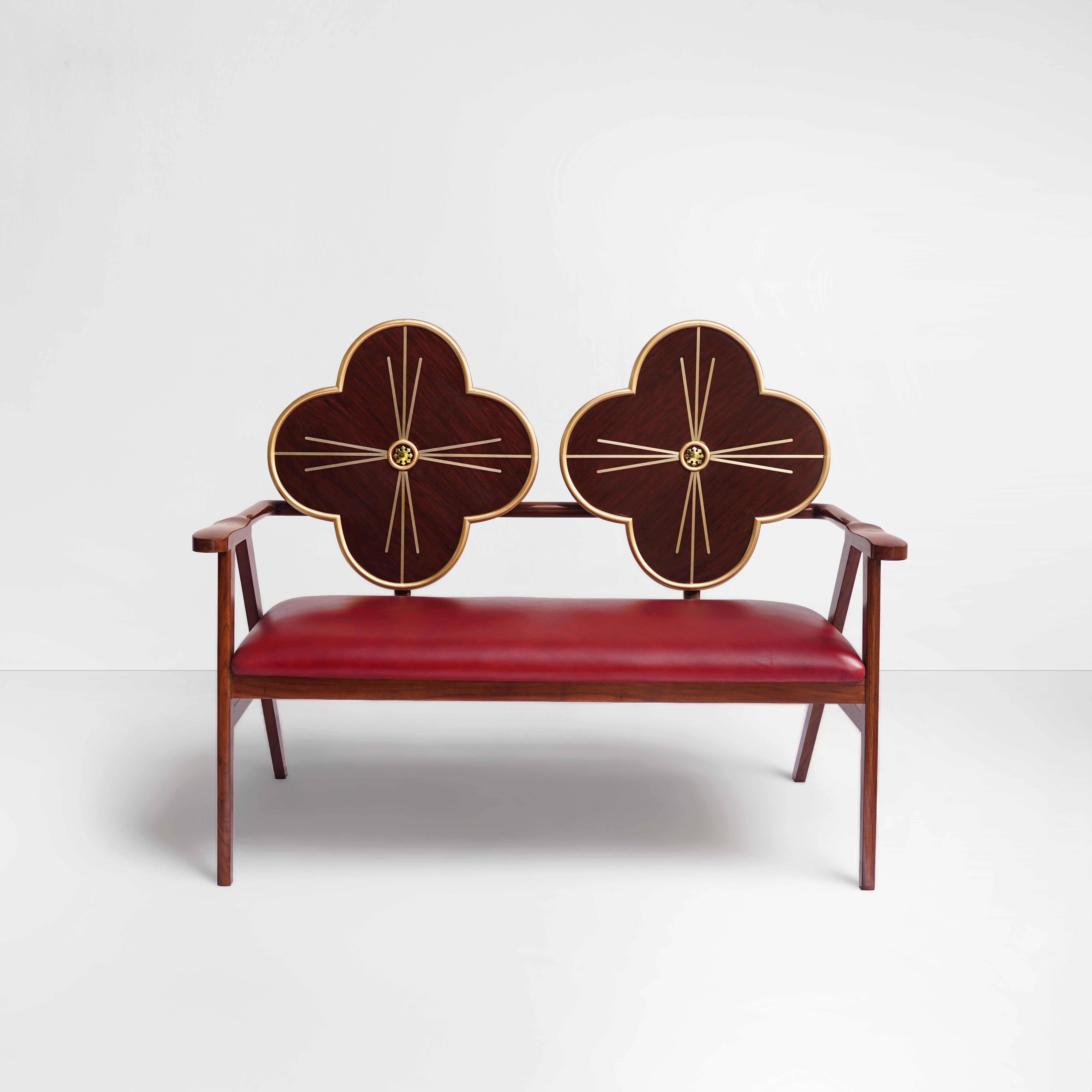 Art nouveau Canapé original Art Nouveau, audacieux, unique, en noyer, laiton et cuir rouge en vente