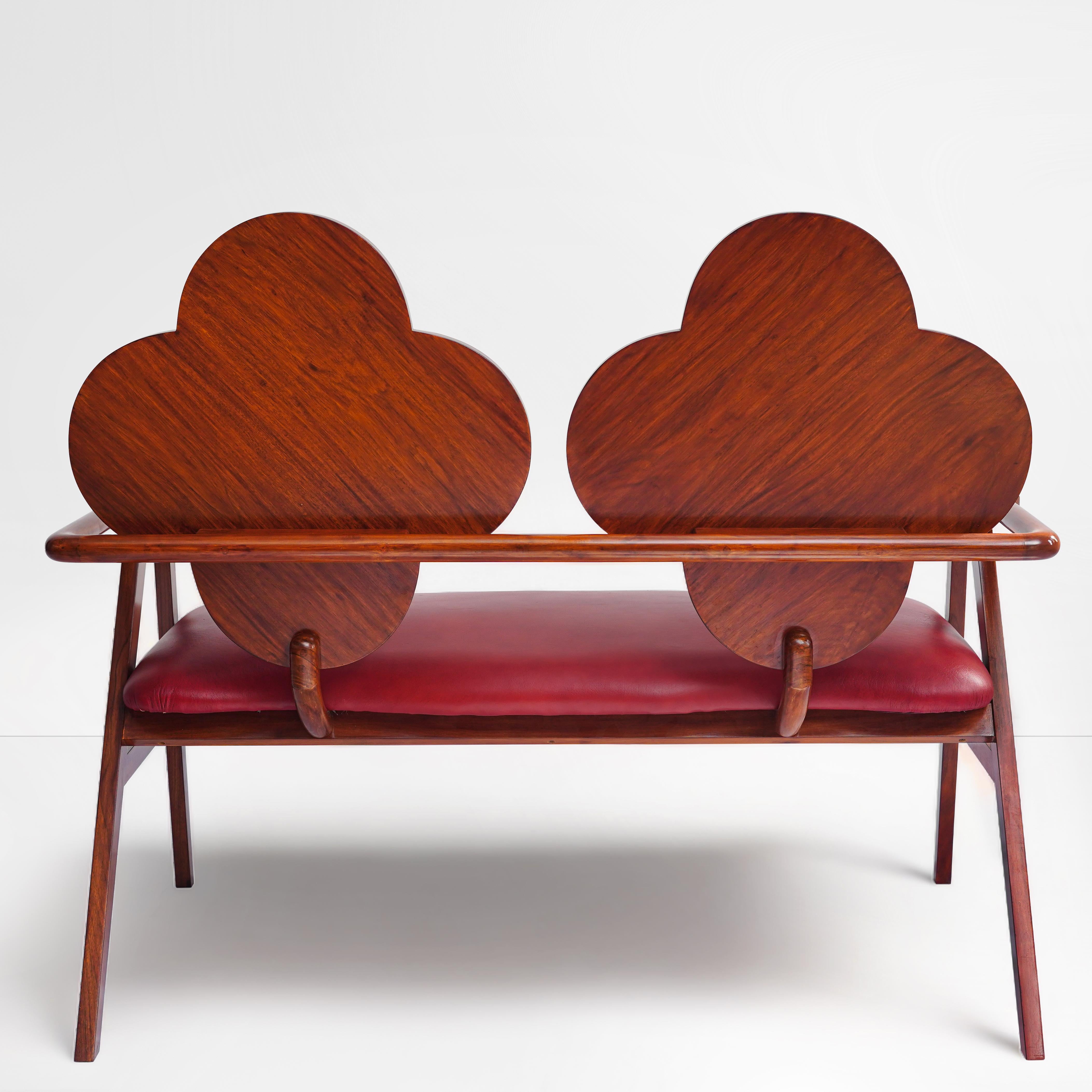 XXIe siècle et contemporain Canapé original Art Nouveau, audacieux, unique, en noyer, laiton et cuir rouge en vente