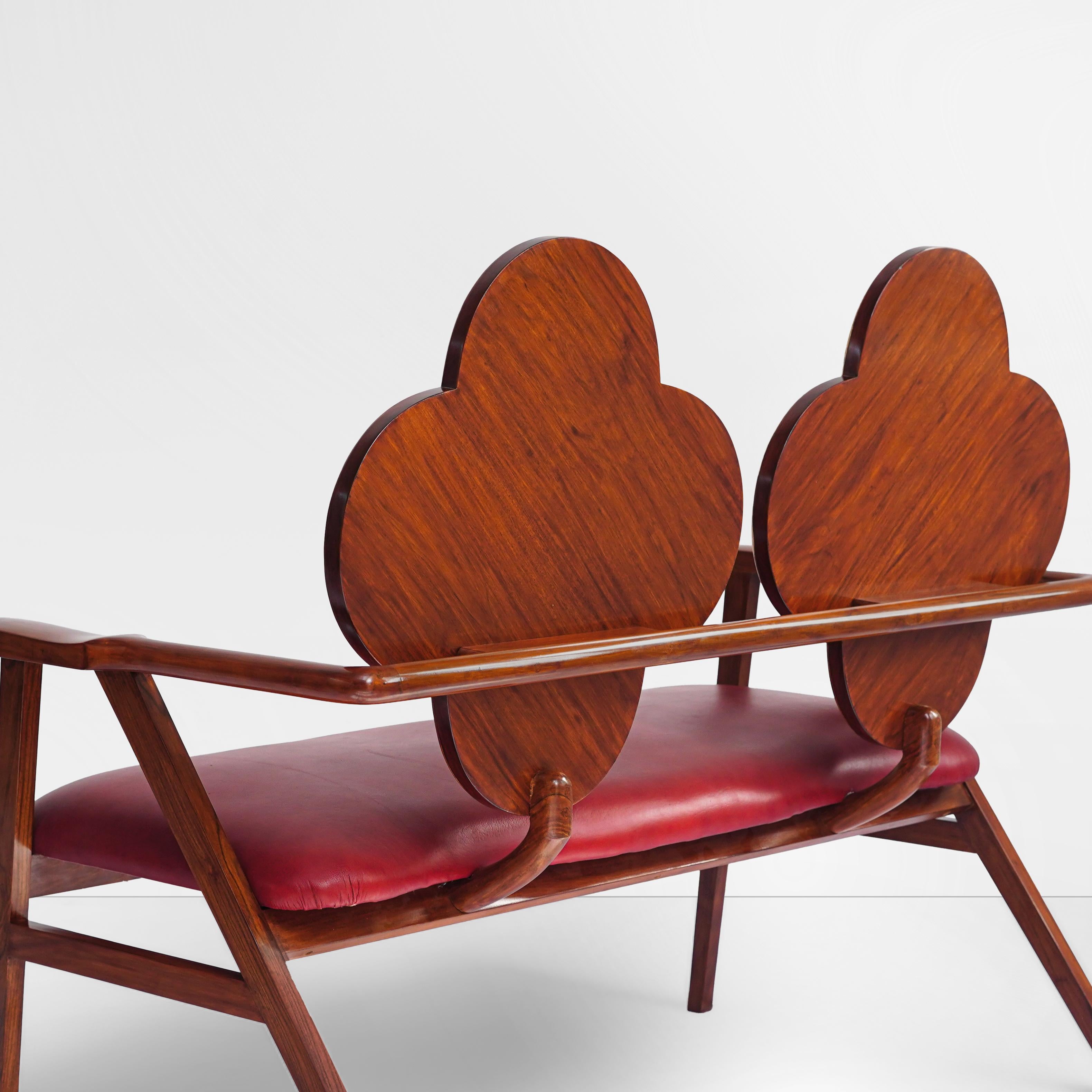 Canapé original Art Nouveau, audacieux, unique, en noyer, laiton et cuir rouge en vente 1