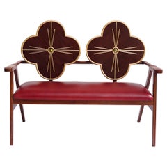 Canapé original Art Nouveau, audacieux, unique, en noyer, laiton et cuir rouge