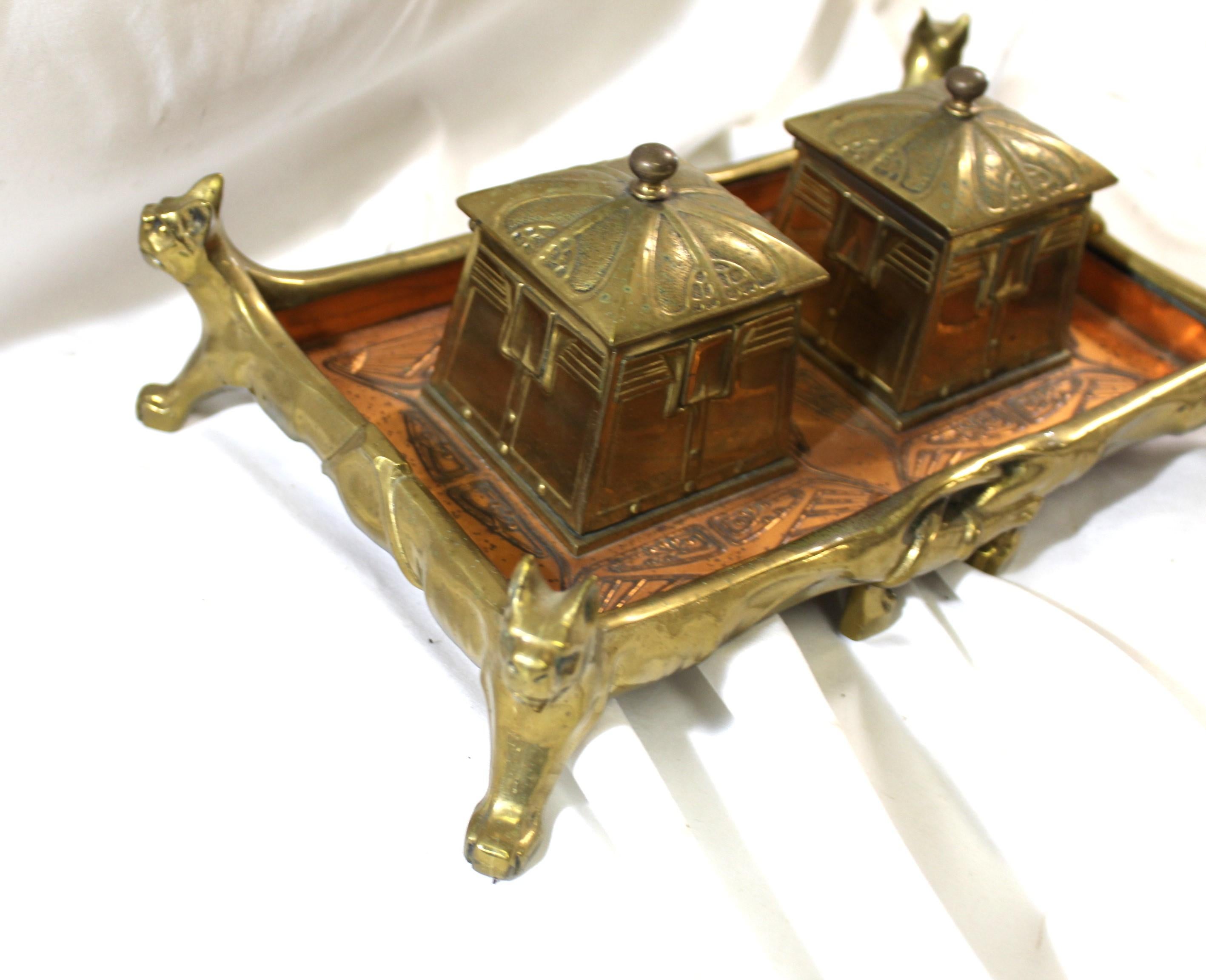Un set da calamaio in stile Art Nouveau davvero bello, realizzato a mano e fuso in ottone e con una base in rame con design in stile Nouveau. Fusione in ottone lucido di quella che sembra una tigre o una pantera. I calamai sono perfettamente