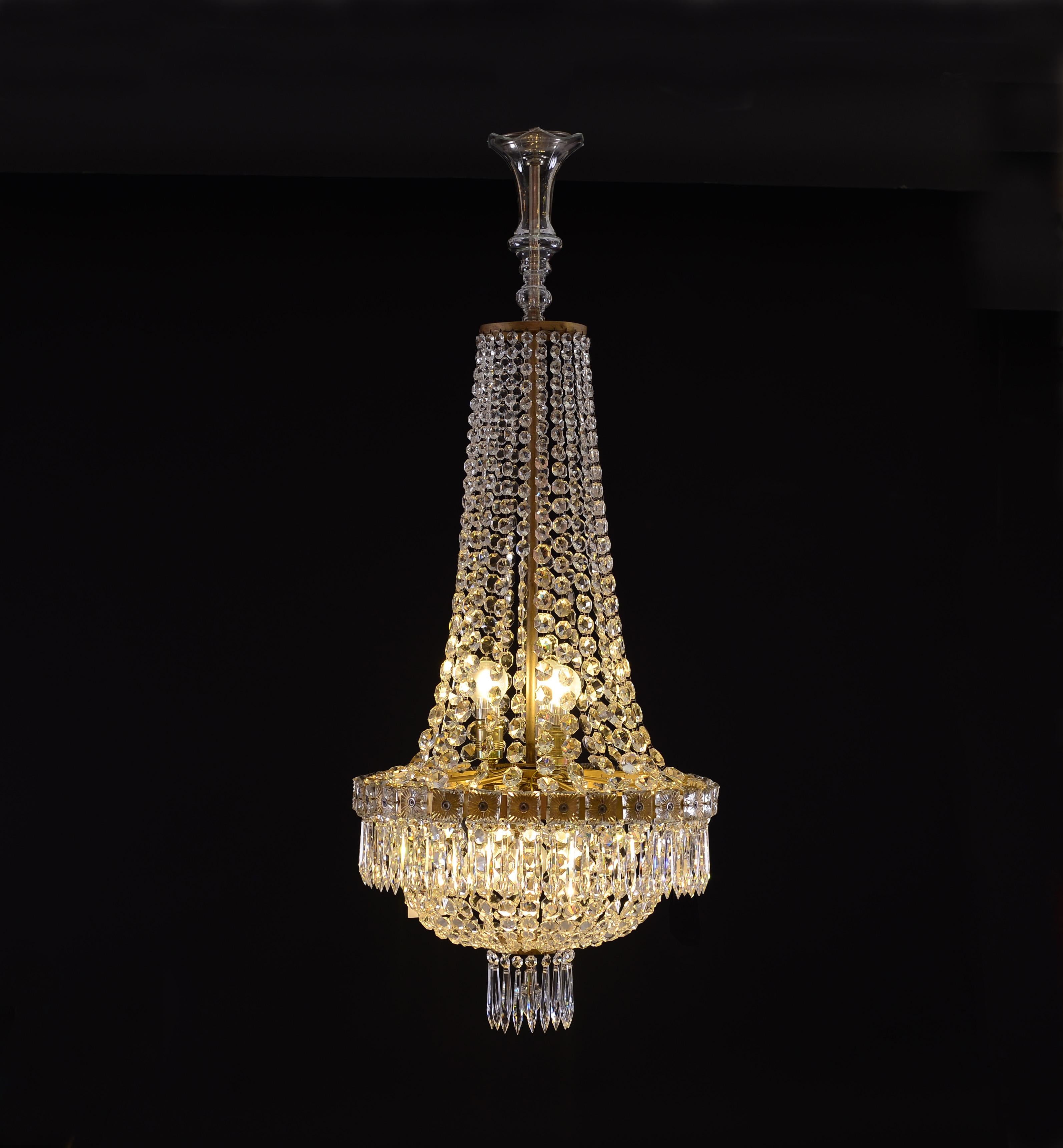 Beautiful chandelier in the Empire style from 1820, manufactured in 1920

Material:
Brass, crystal-glass

Suitable for US.