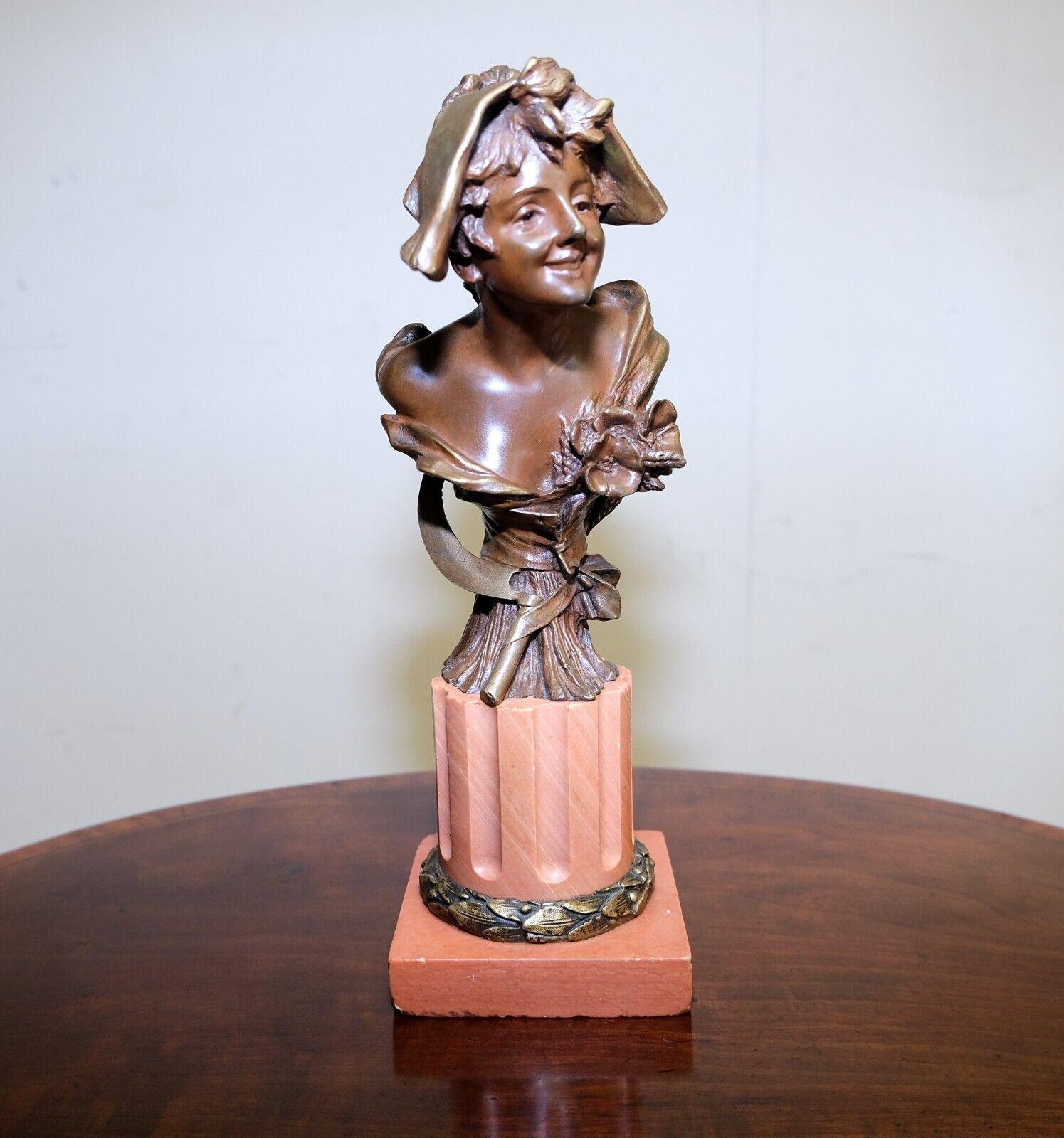 Nous sommes ravis de proposer à la vente ce superbe bronze Art Nouveau du grand designer belge Georges Van Der Straeten.

Cet étonnant et original buste patiné et doré, dame d'été au corsage orné de fleurs. Il repose sur une base cylindrique en