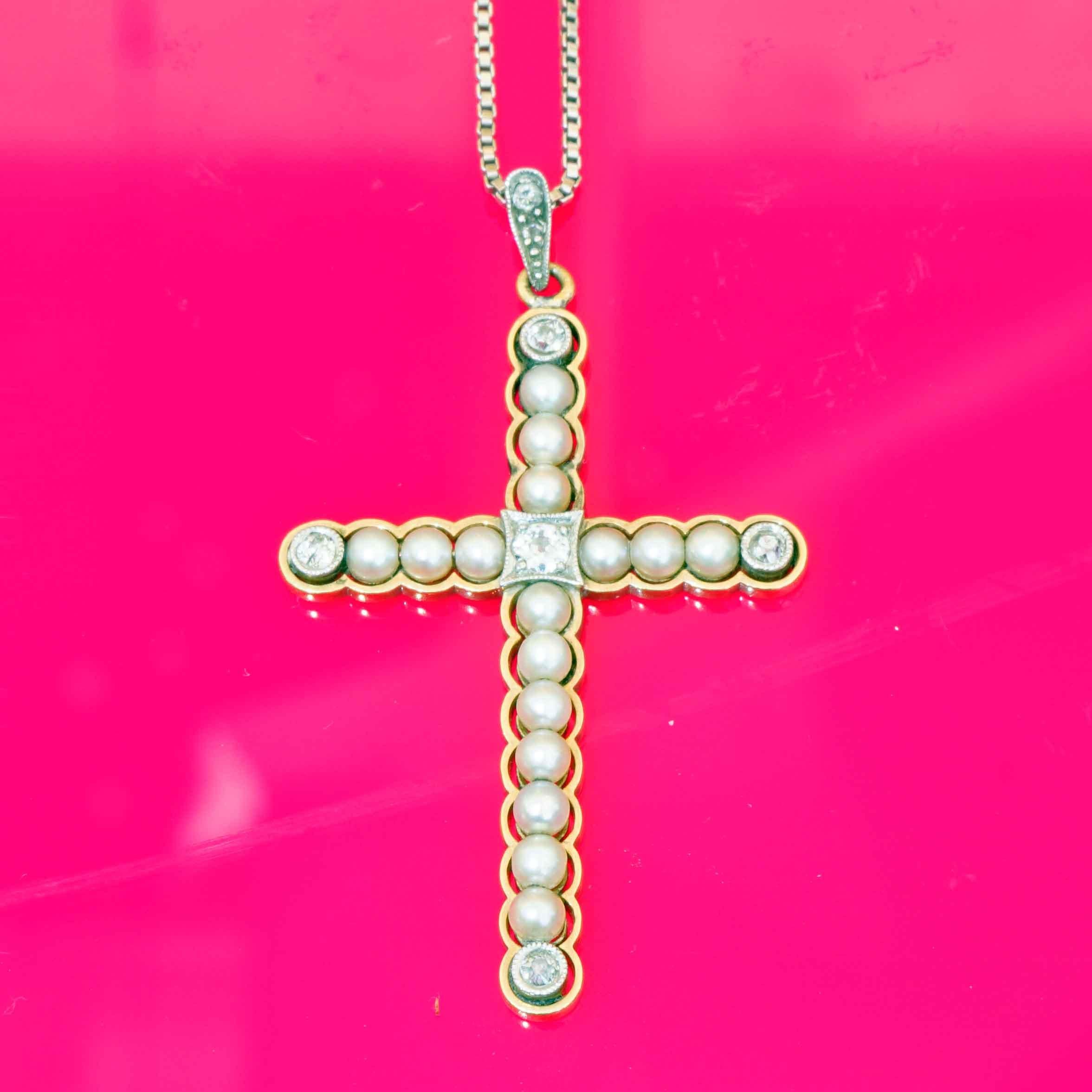 Gioielli originali Art Nouveau Croce di perle naturali Ciondolo di diamanti con catena in vendita 3