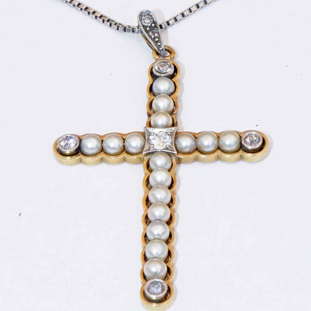 Gioielli originali Art Nouveau Croce di perle naturali Ciondolo di diamanti con catena in vendita 6