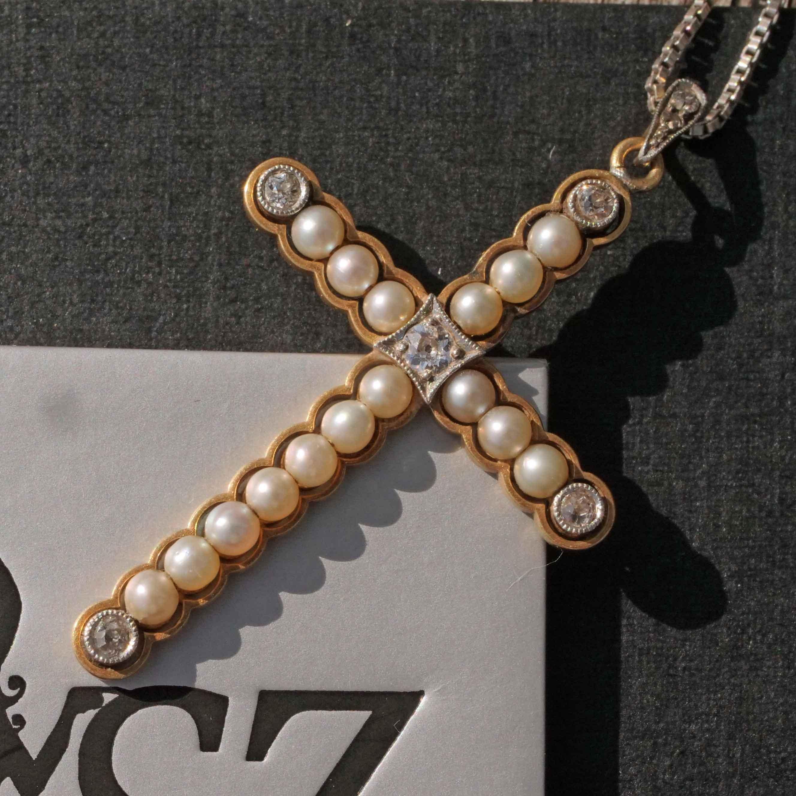 fine antique jewellery cross pendant with chain in 585 white gold and yellow gold, solid goldsmith's work, 16 natural pearls with 3 mm diameter, fine bluish and reddish luster, six old-cut diamonds total approx. 0.25 ct with great brilliance in