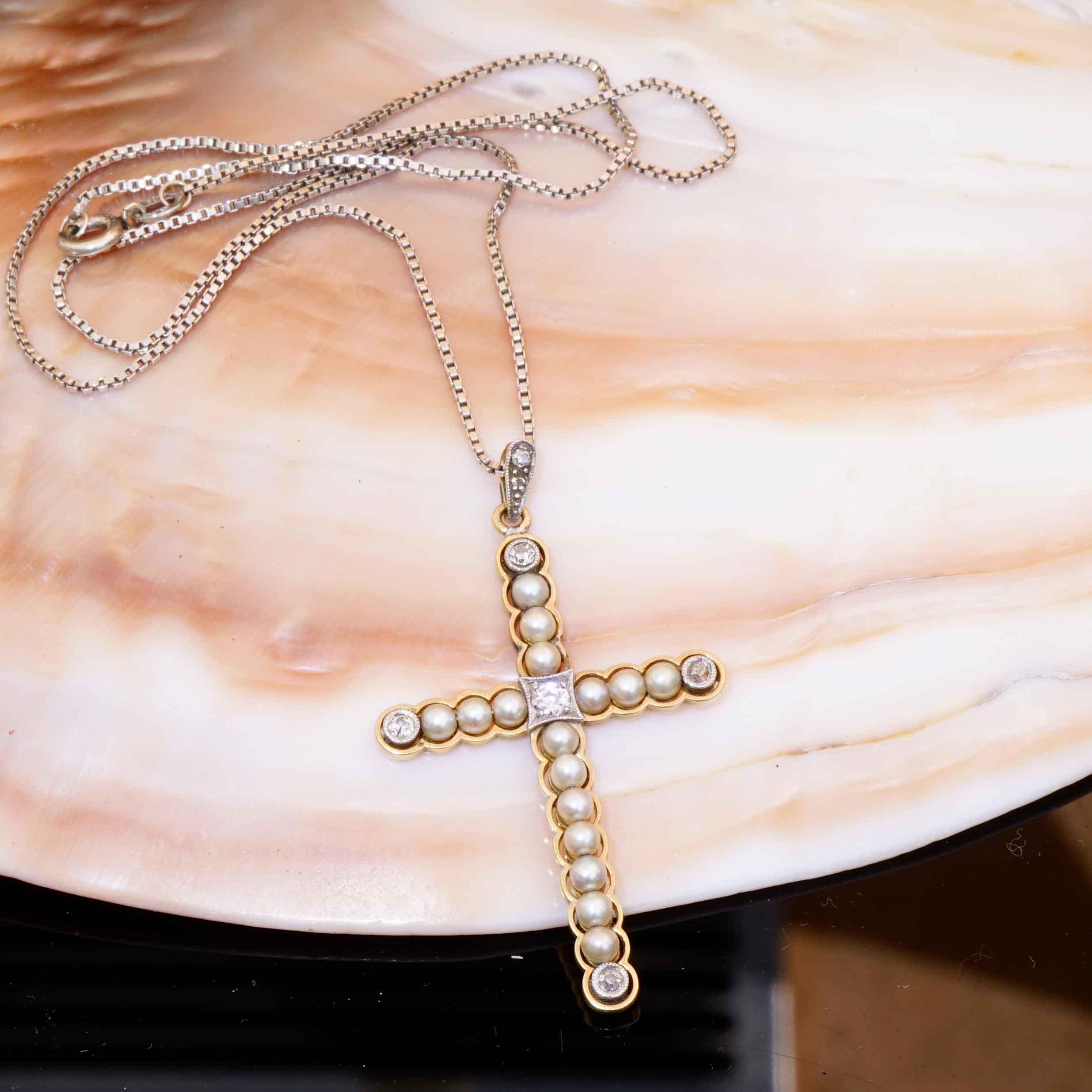 Taglio cuscino antico Gioielli originali Art Nouveau Croce di perle naturali Ciondolo di diamanti con catena in vendita