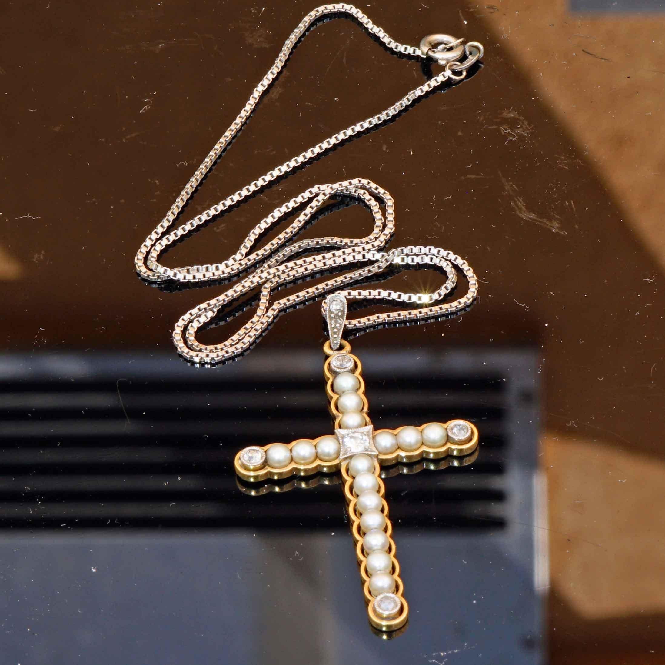 Gioielli originali Art Nouveau Croce di perle naturali Ciondolo di diamanti con catena In condizioni buone in vendita a Viena, Viena