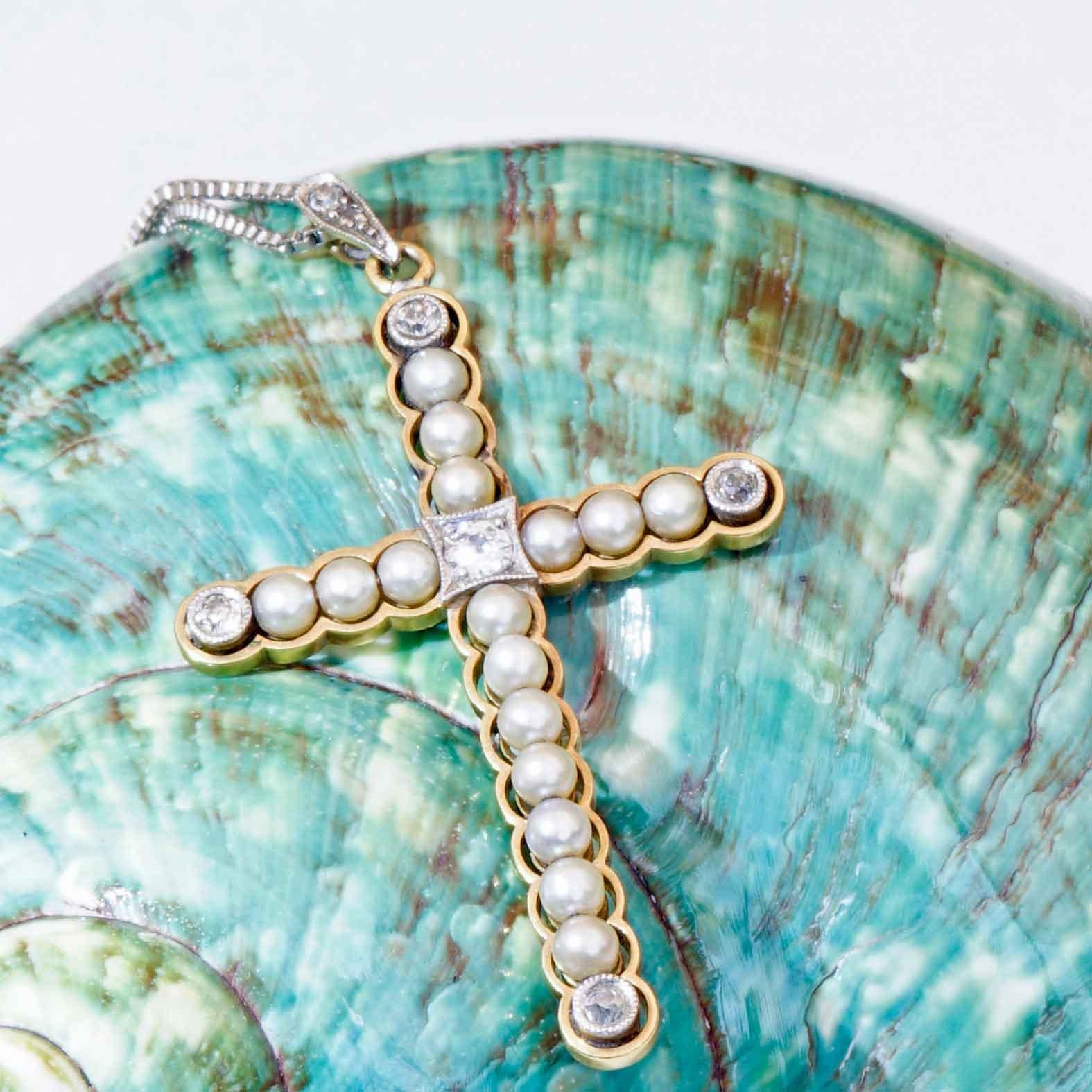 Gioielli originali Art Nouveau Croce di perle naturali Ciondolo di diamanti con catena in vendita 1