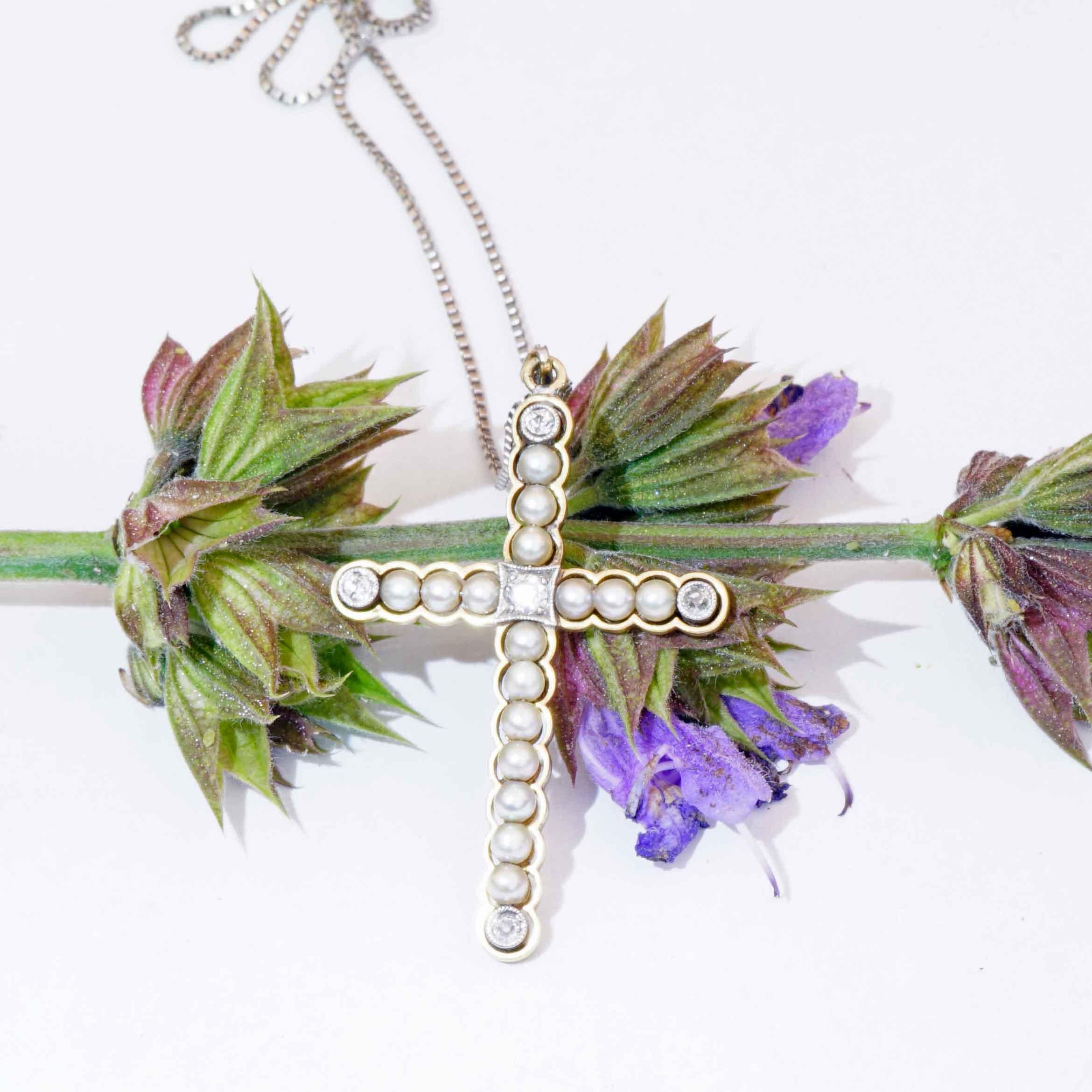 Gioielli originali Art Nouveau Croce di perle naturali Ciondolo di diamanti con catena in vendita 2