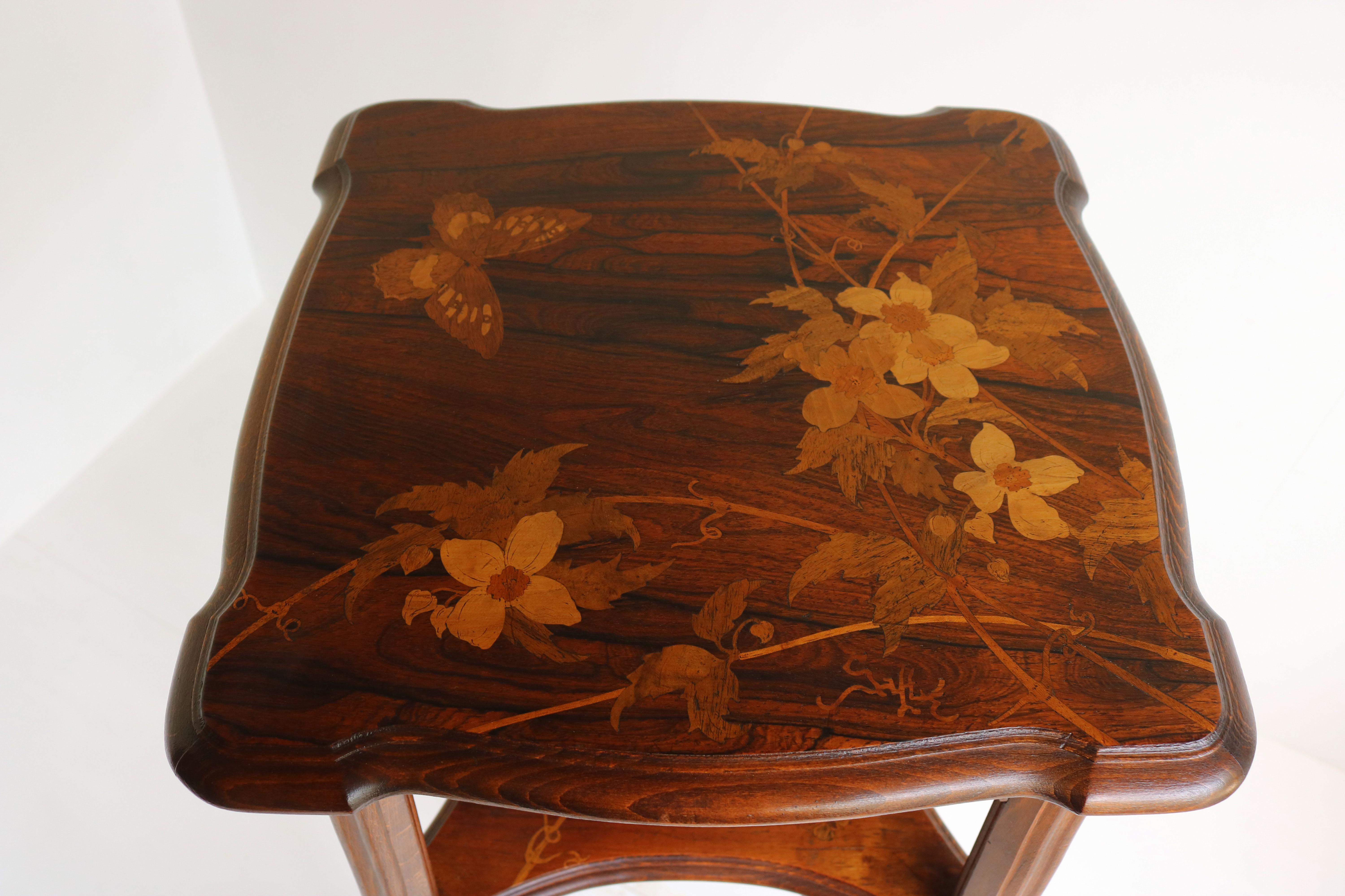 Mozzafiato e rarissimo! Questo piedistallo francese in stile Art Nouveau del famoso designer Emile Galle, con firma autografa, risale al 1890 circa. 
Squisito piedistallo di forma Art nouveau con il raro intarsio iniziale raffigurante fiori e